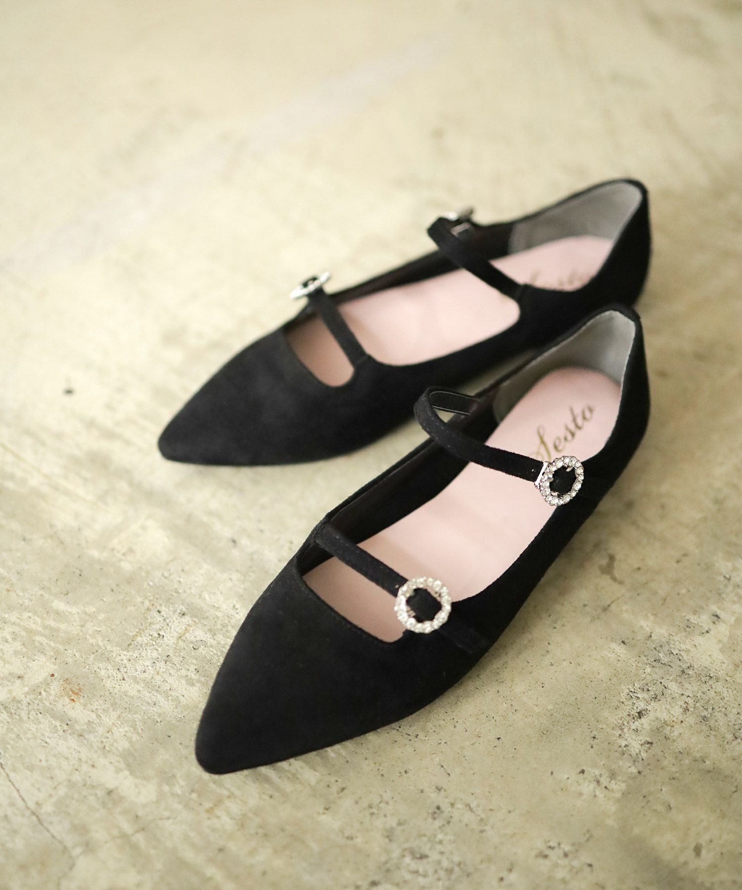 ビジューバックルダブルストラップポインテッドトゥフラットパンプス