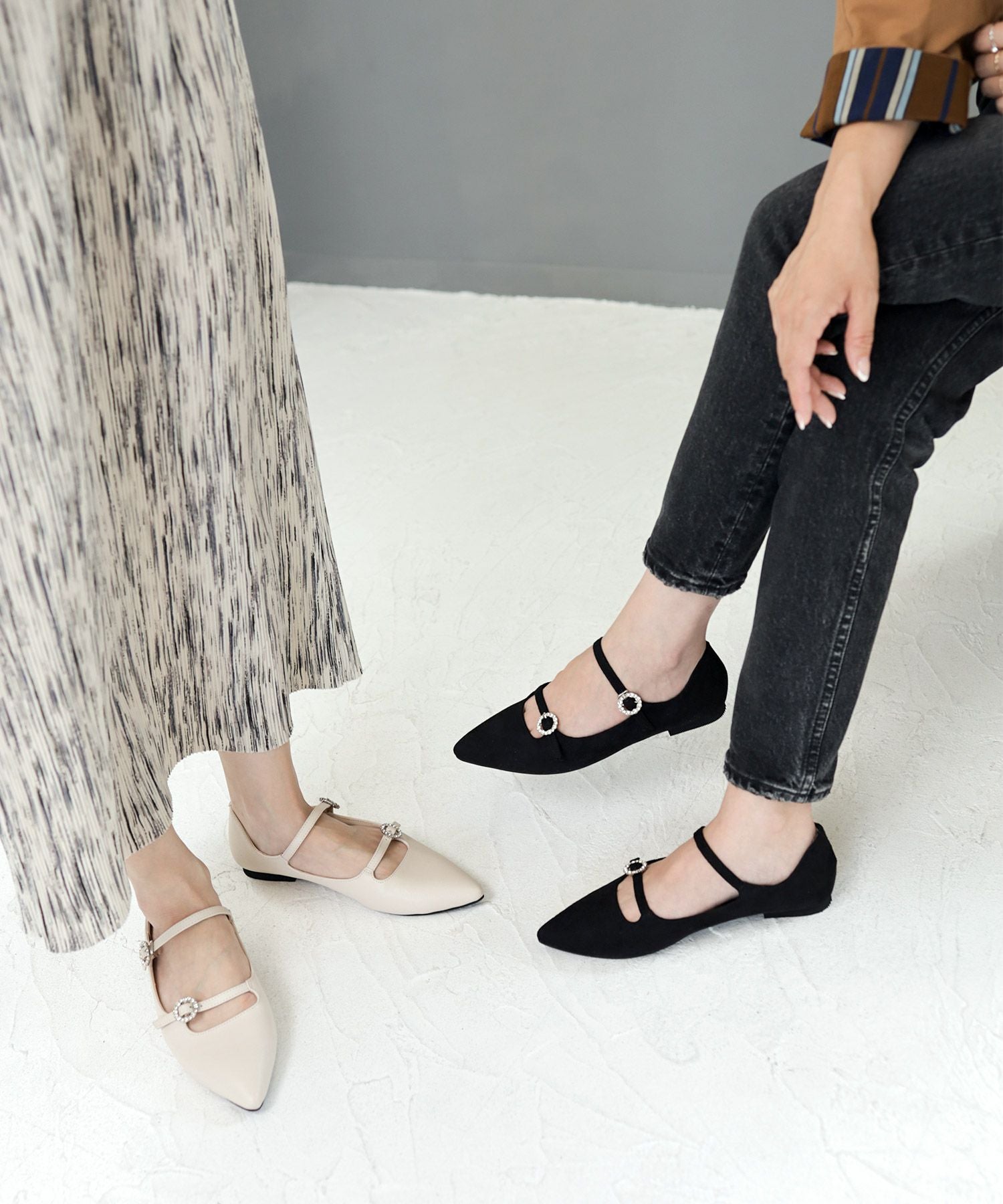 ビジューバックルダブルストラップポインテッドトゥフラットパンプス