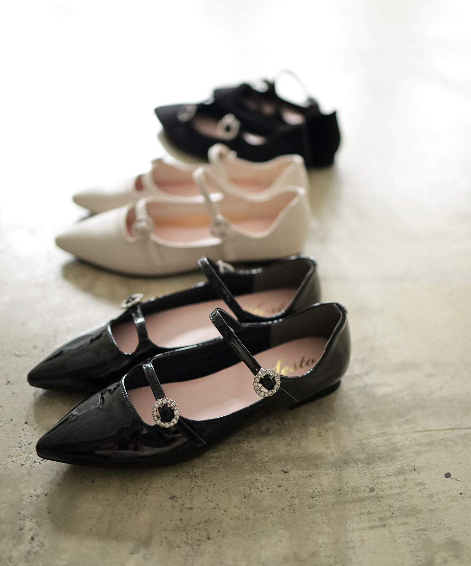 ビジューバックルダブルストラップポインテッドトゥフラットパンプス