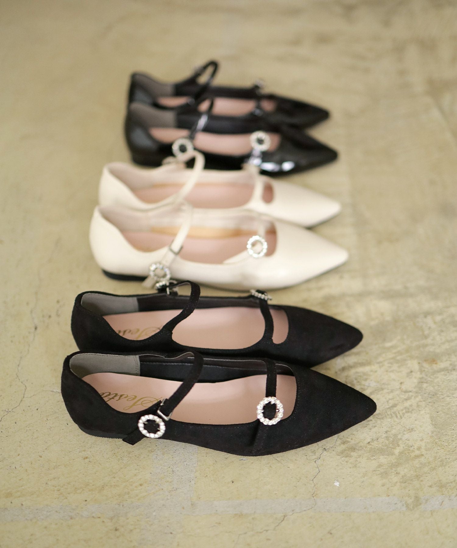 ビジューバックルダブルストラップポインテッドトゥフラットパンプス