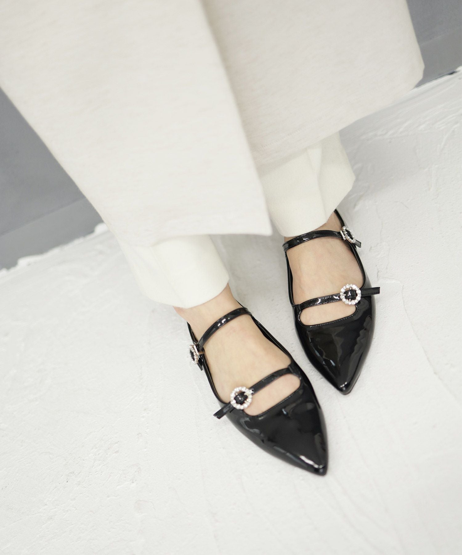 ビジューバックルダブルストラップポインテッドトゥフラットパンプス