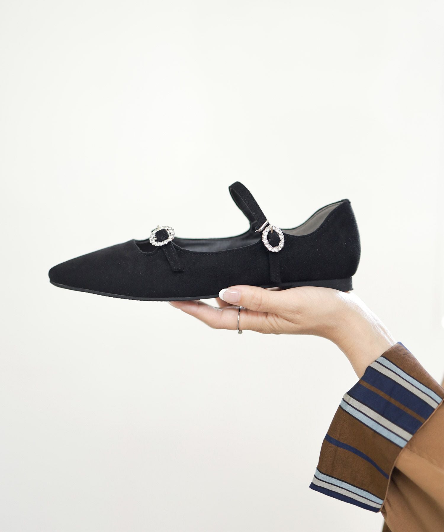 ビジューバックルダブルストラップポインテッドトゥフラットパンプス