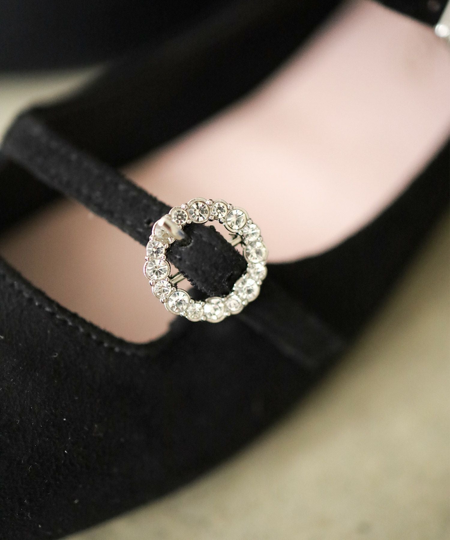 ビジューバックルダブルストラップポインテッドトゥフラットパンプス