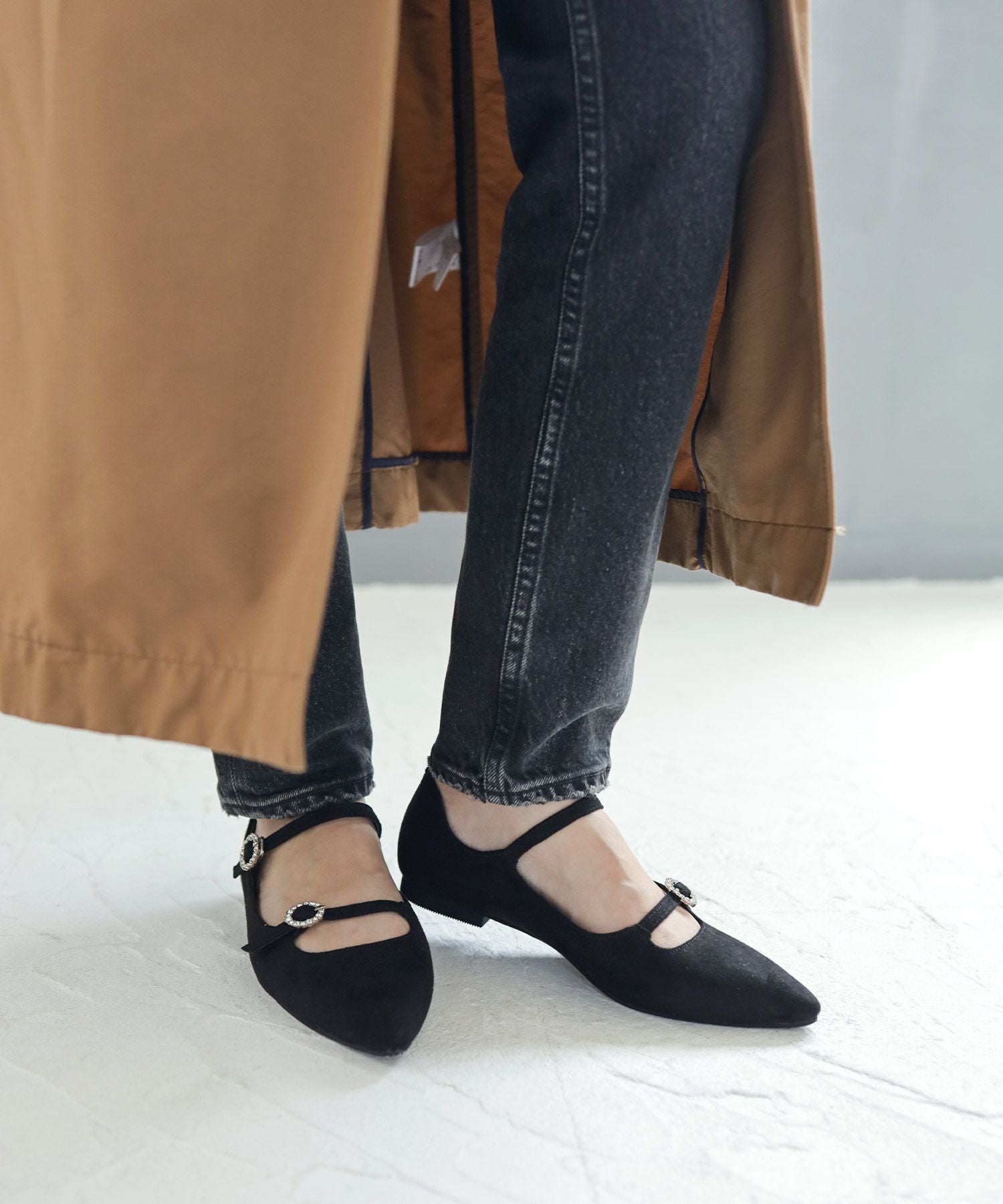 ビジューバックルダブルストラップポインテッドトゥフラットパンプス