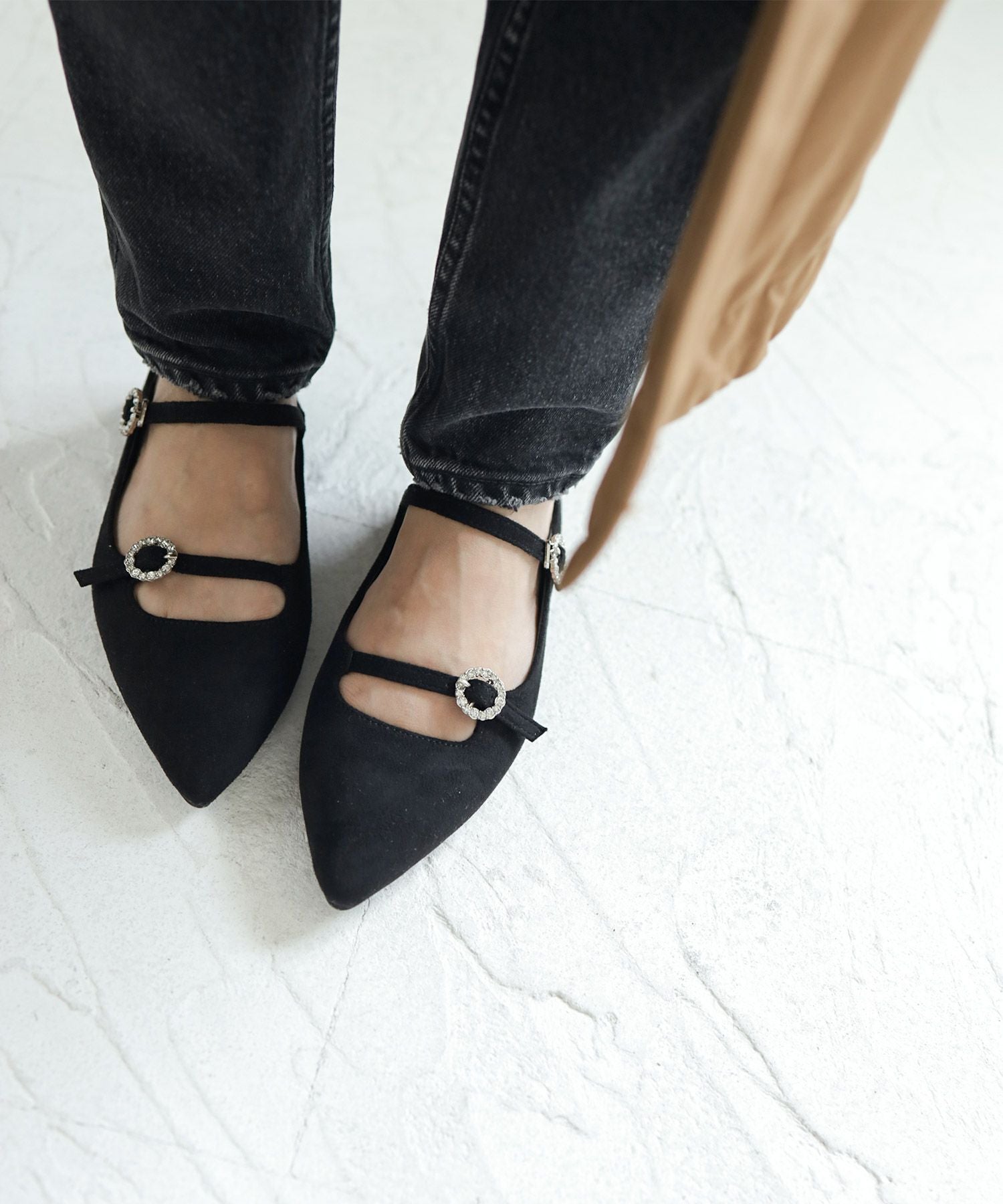 ビジューバックルダブルストラップポインテッドトゥフラットパンプス