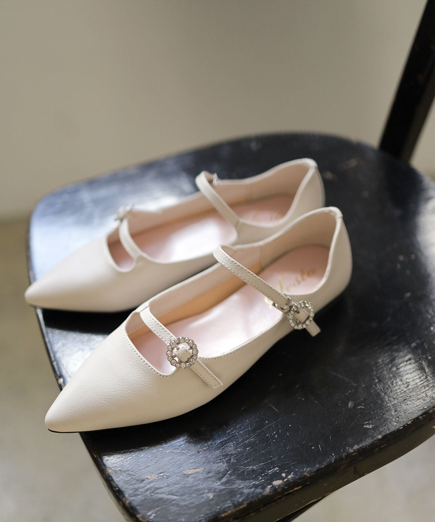 ビジューバックルダブルストラップポインテッドトゥフラットパンプス