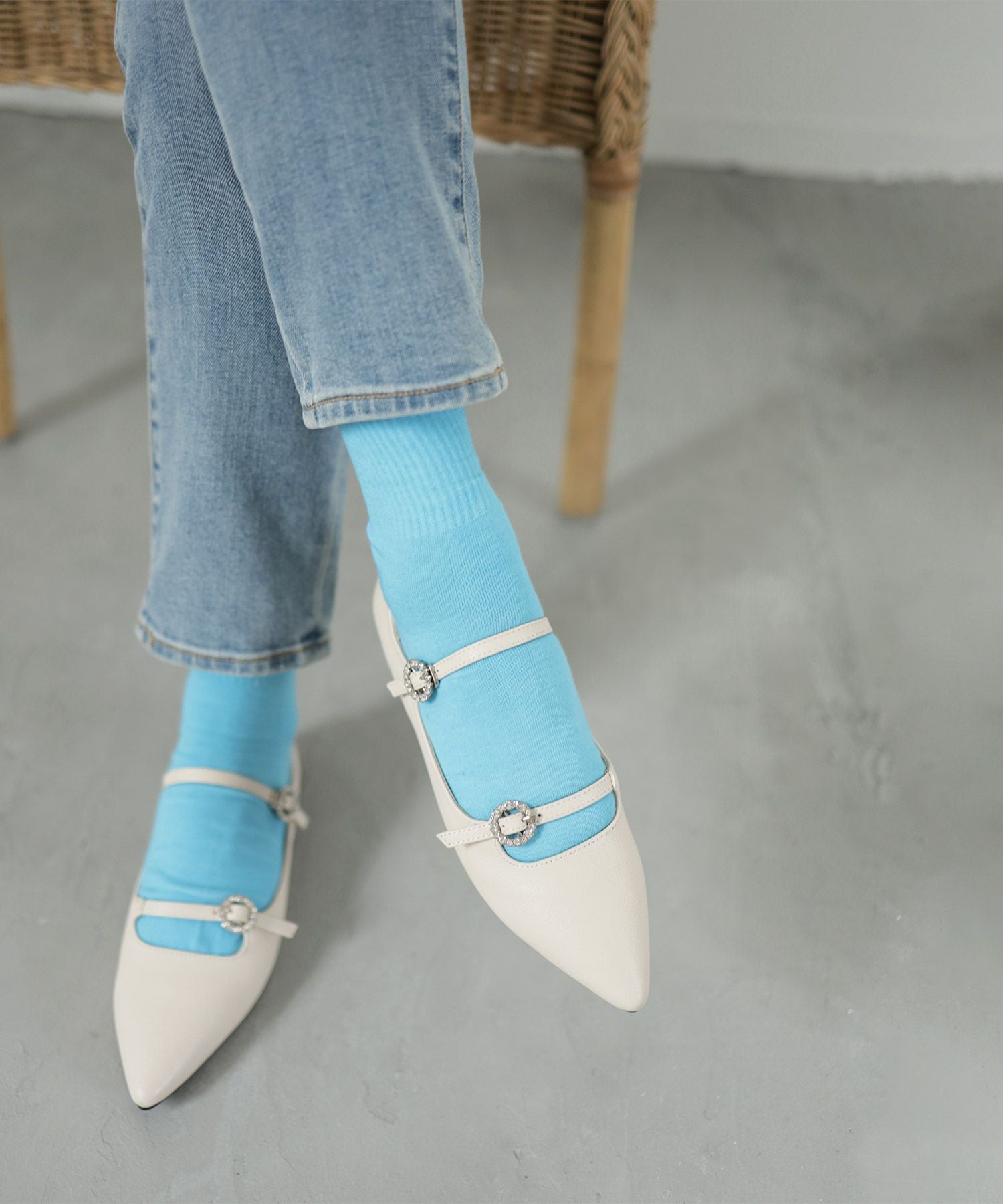 ビジューバックルダブルストラップポインテッドトゥフラットパンプス