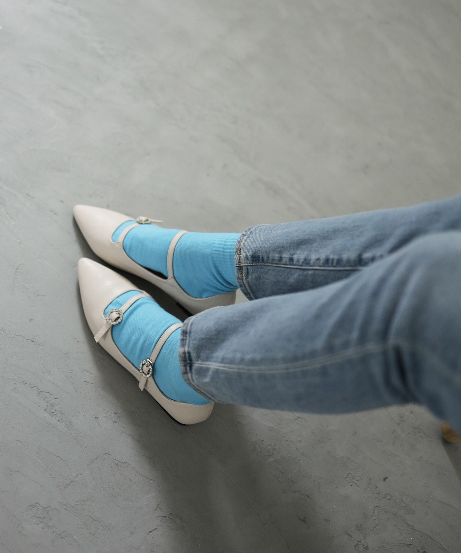 ビジューバックルダブルストラップポインテッドトゥフラットパンプス