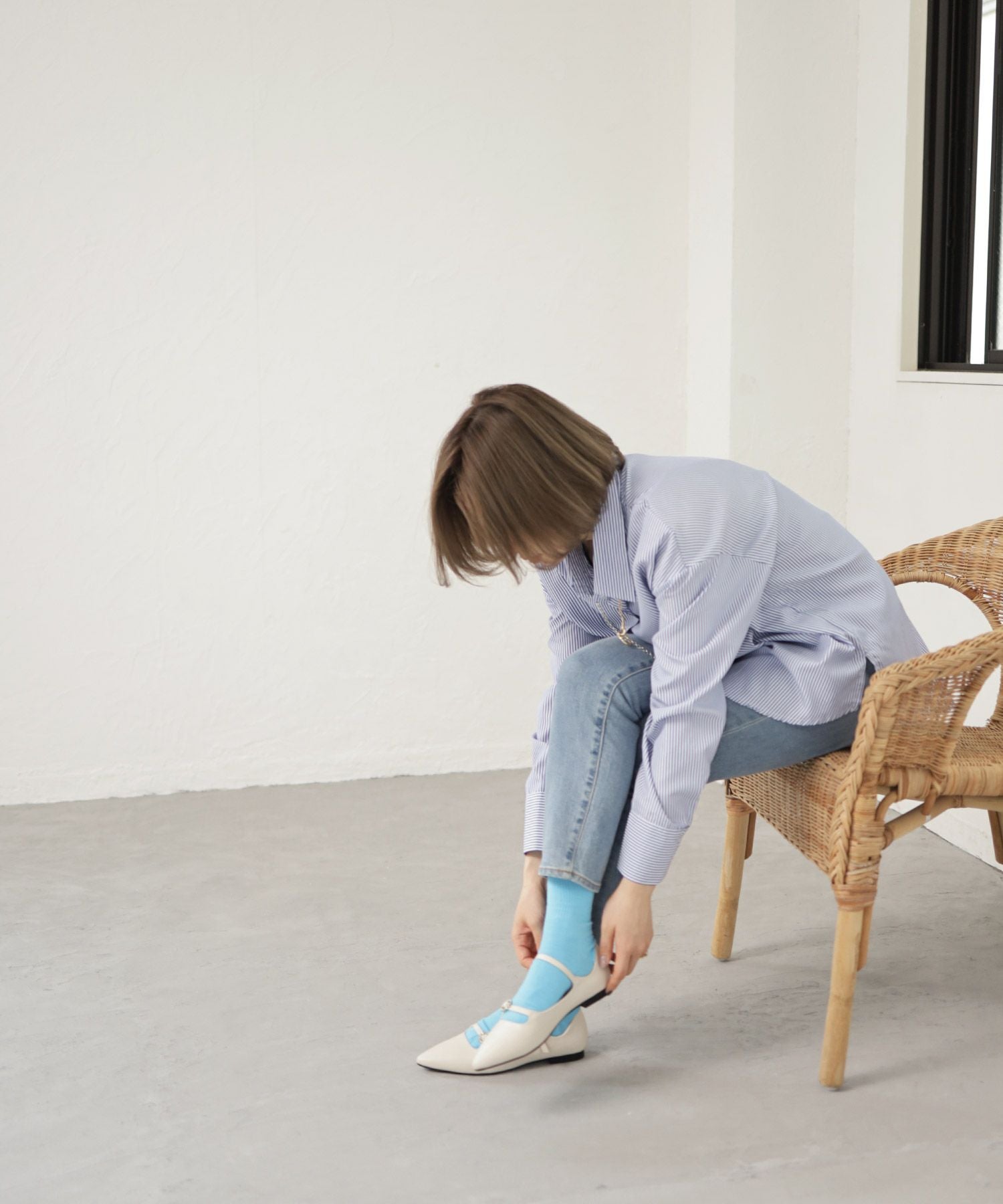 ビジューバックルダブルストラップポインテッドトゥフラットパンプス