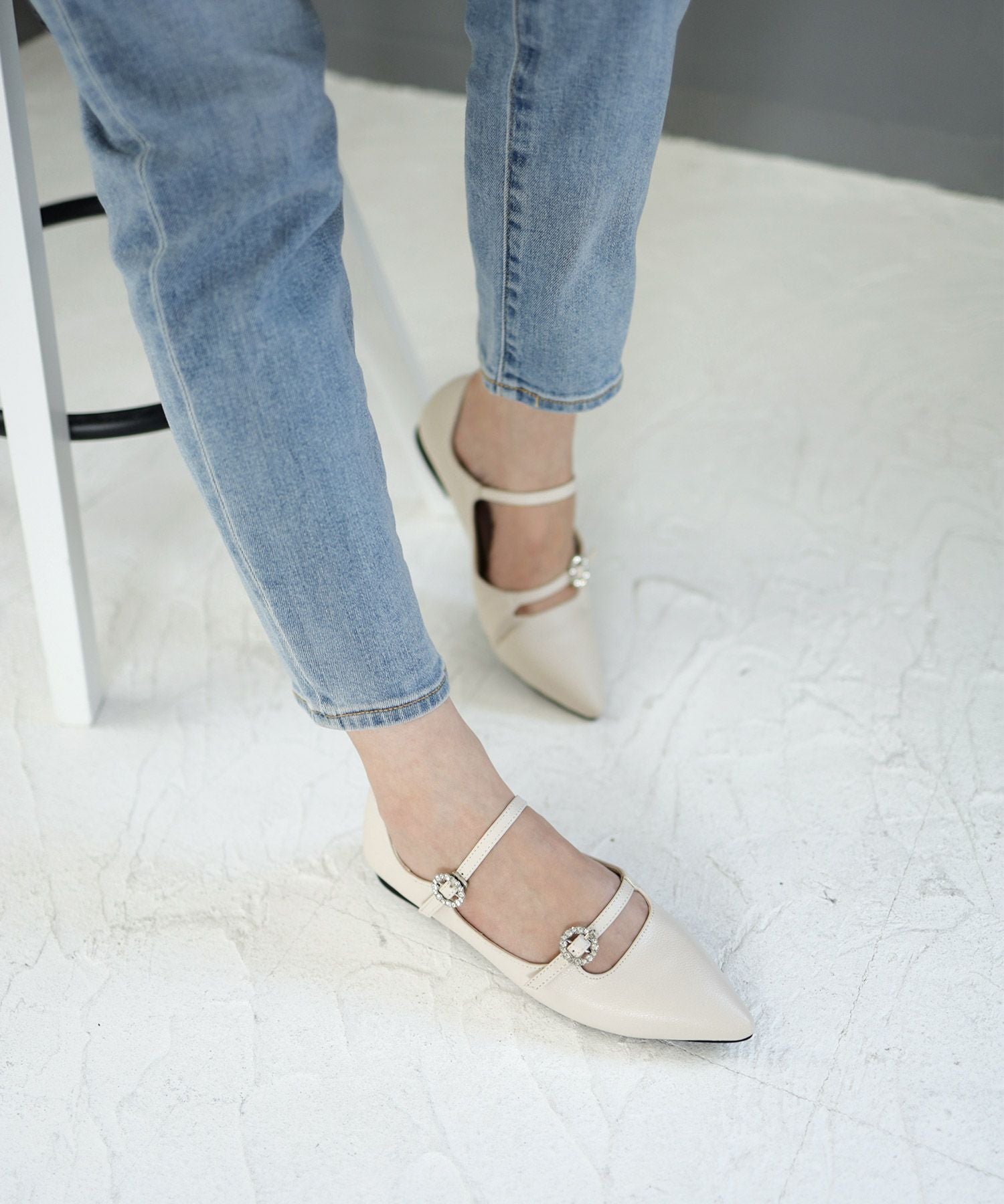 ビジューバックルダブルストラップポインテッドトゥフラットパンプス