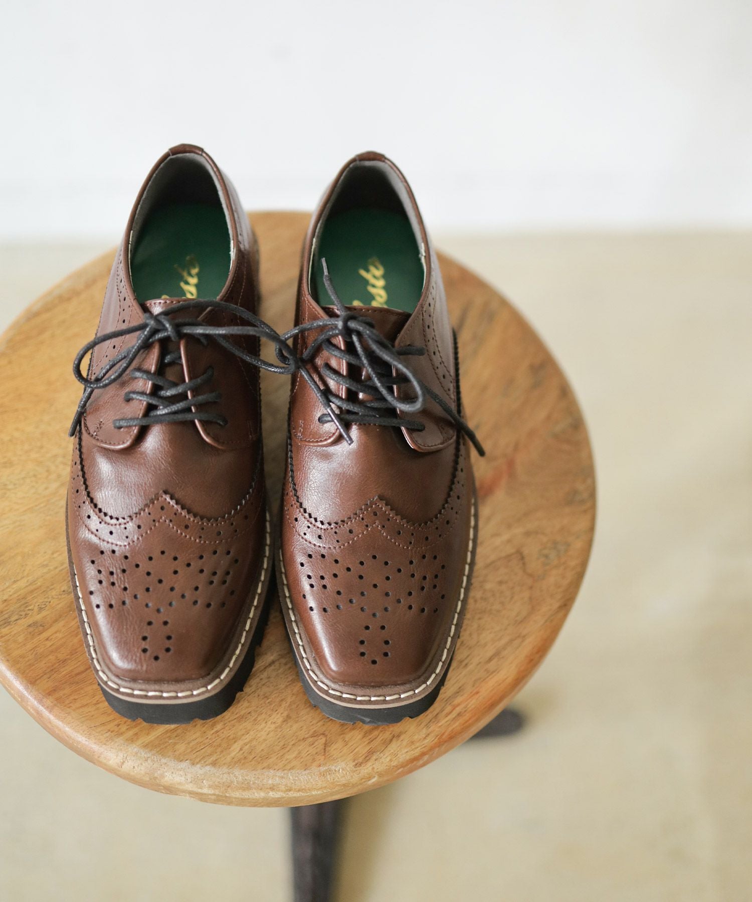 軽量ソールのウイングチップレースアップマニッシュシューズ