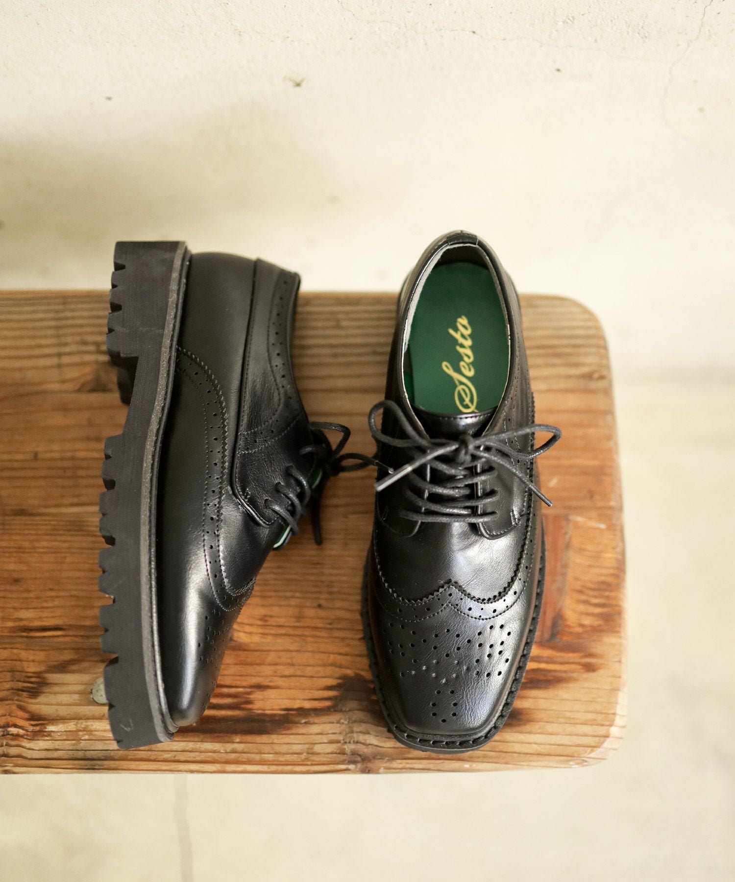 軽量ソールのウイングチップレースアップマニッシュシューズ