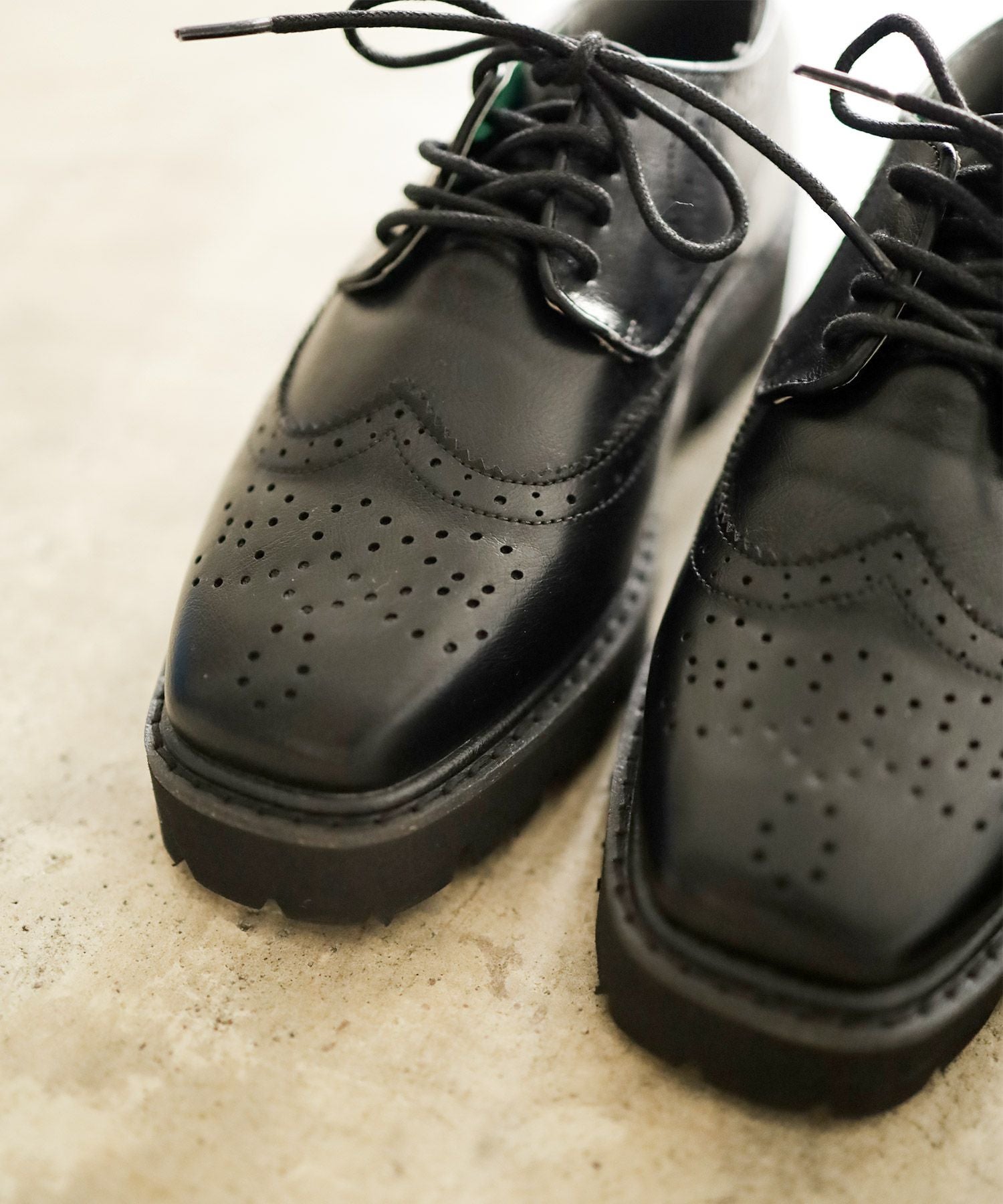 軽量ソールのウイングチップレースアップマニッシュシューズ