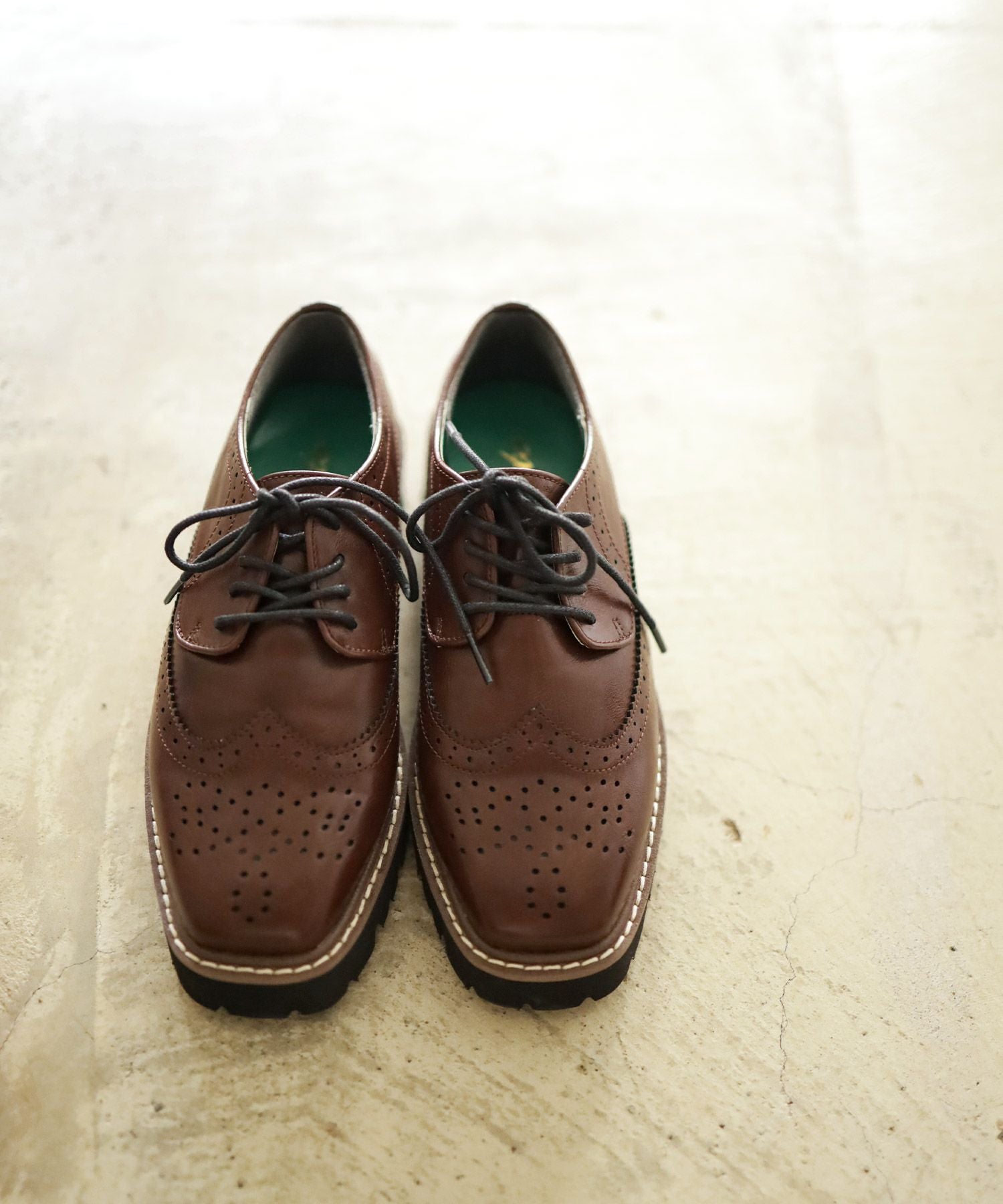 軽量ソールのウイングチップレースアップマニッシュシューズ