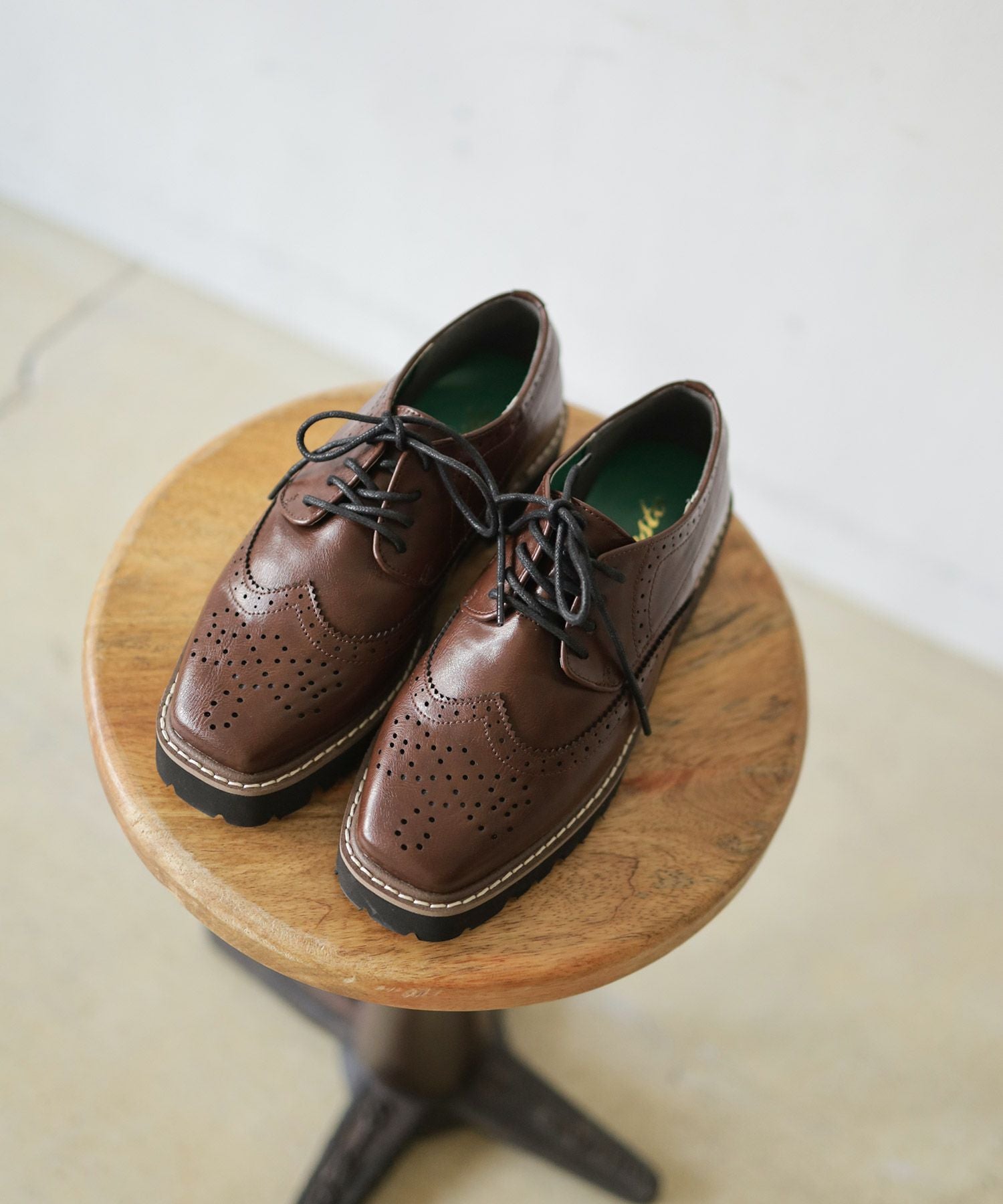 軽量ソールのウイングチップレースアップマニッシュシューズ