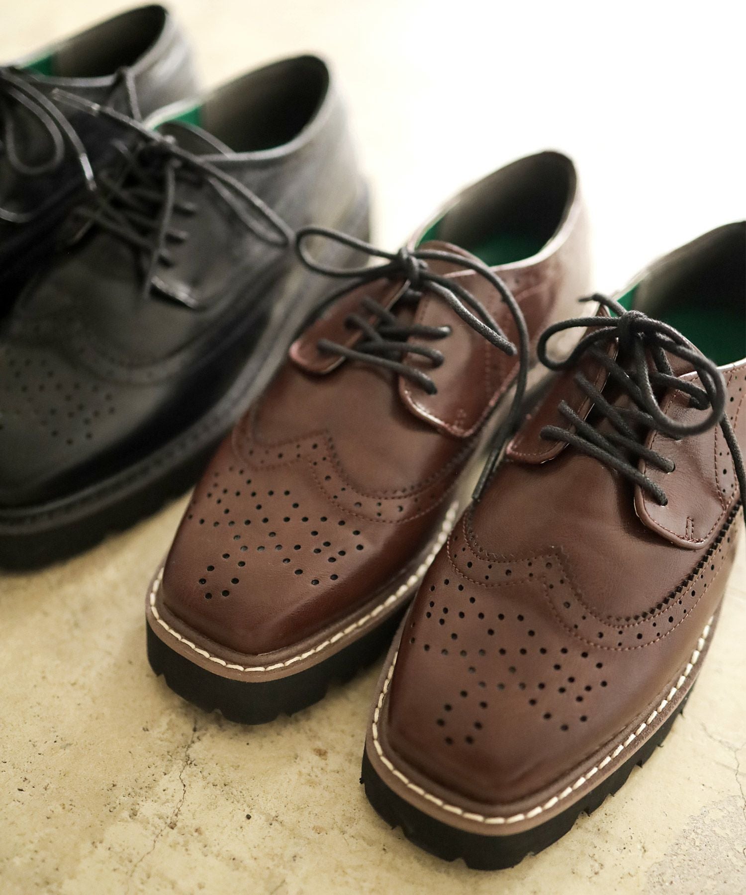 軽量ソールのウイングチップレースアップマニッシュシューズ