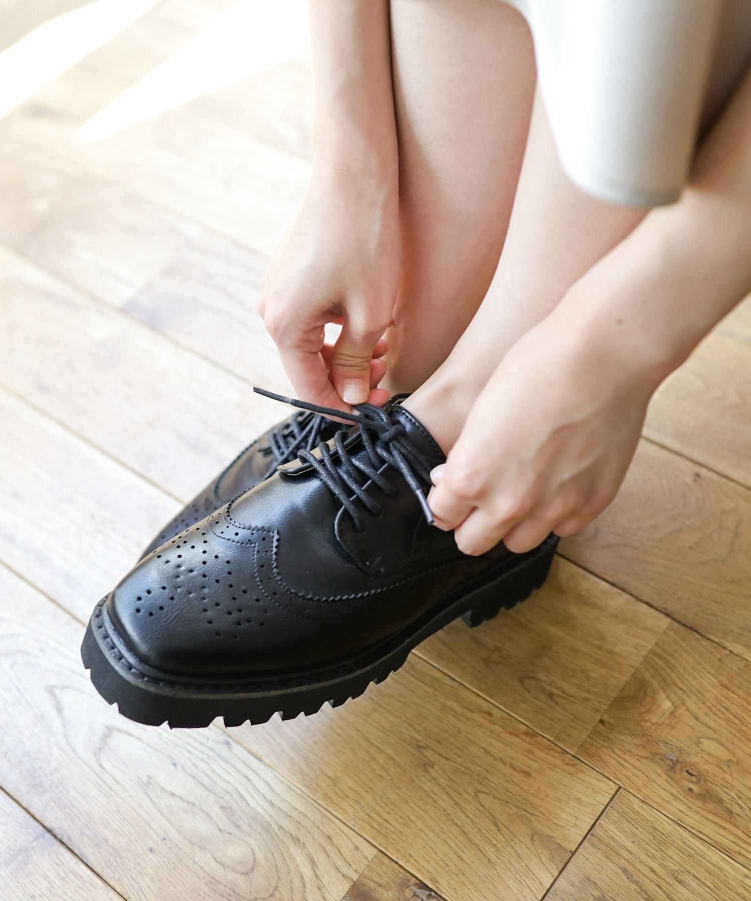 軽量ソールのウイングチップレースアップマニッシュシューズ