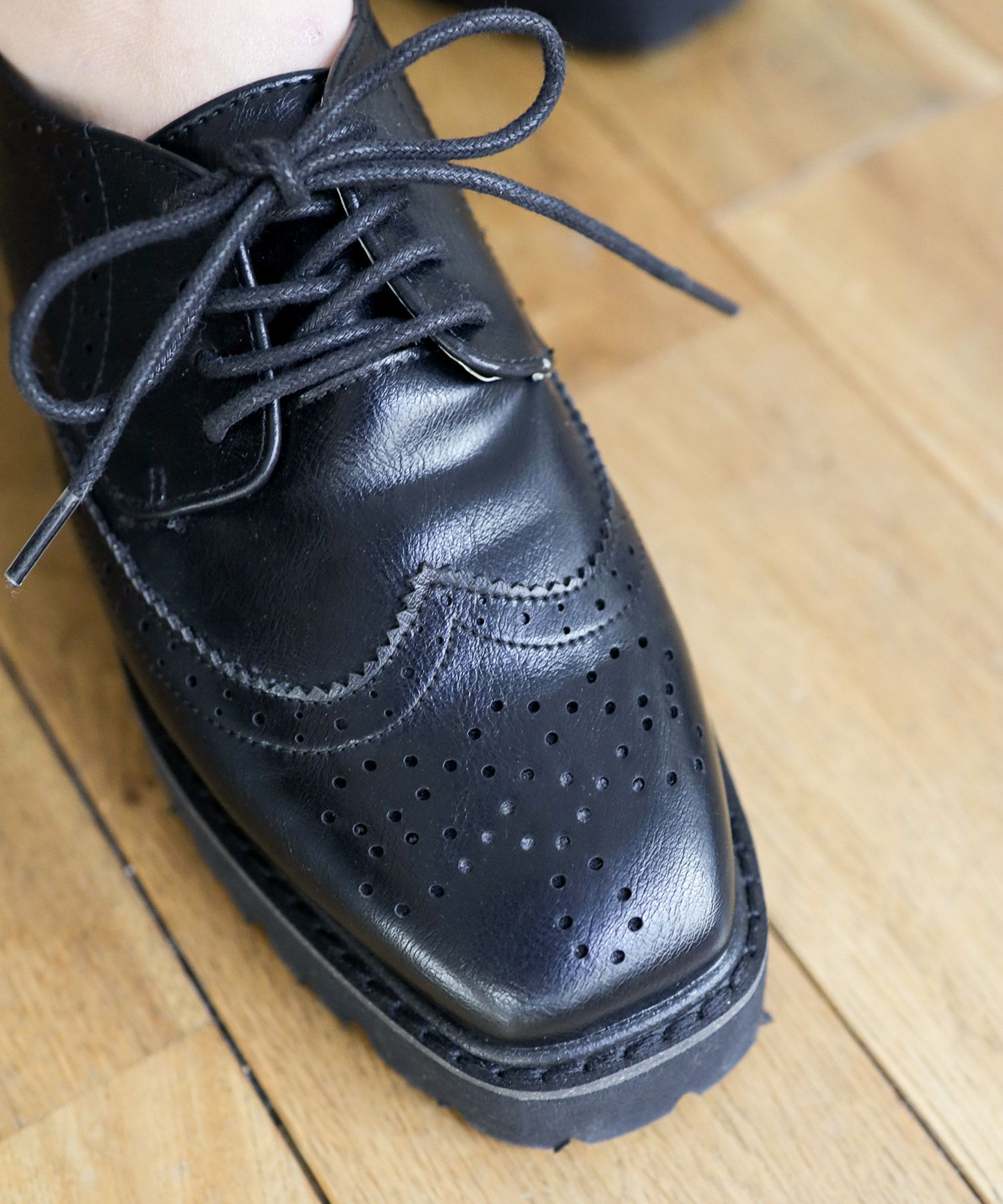 軽量ソールのウイングチップレースアップマニッシュシューズ