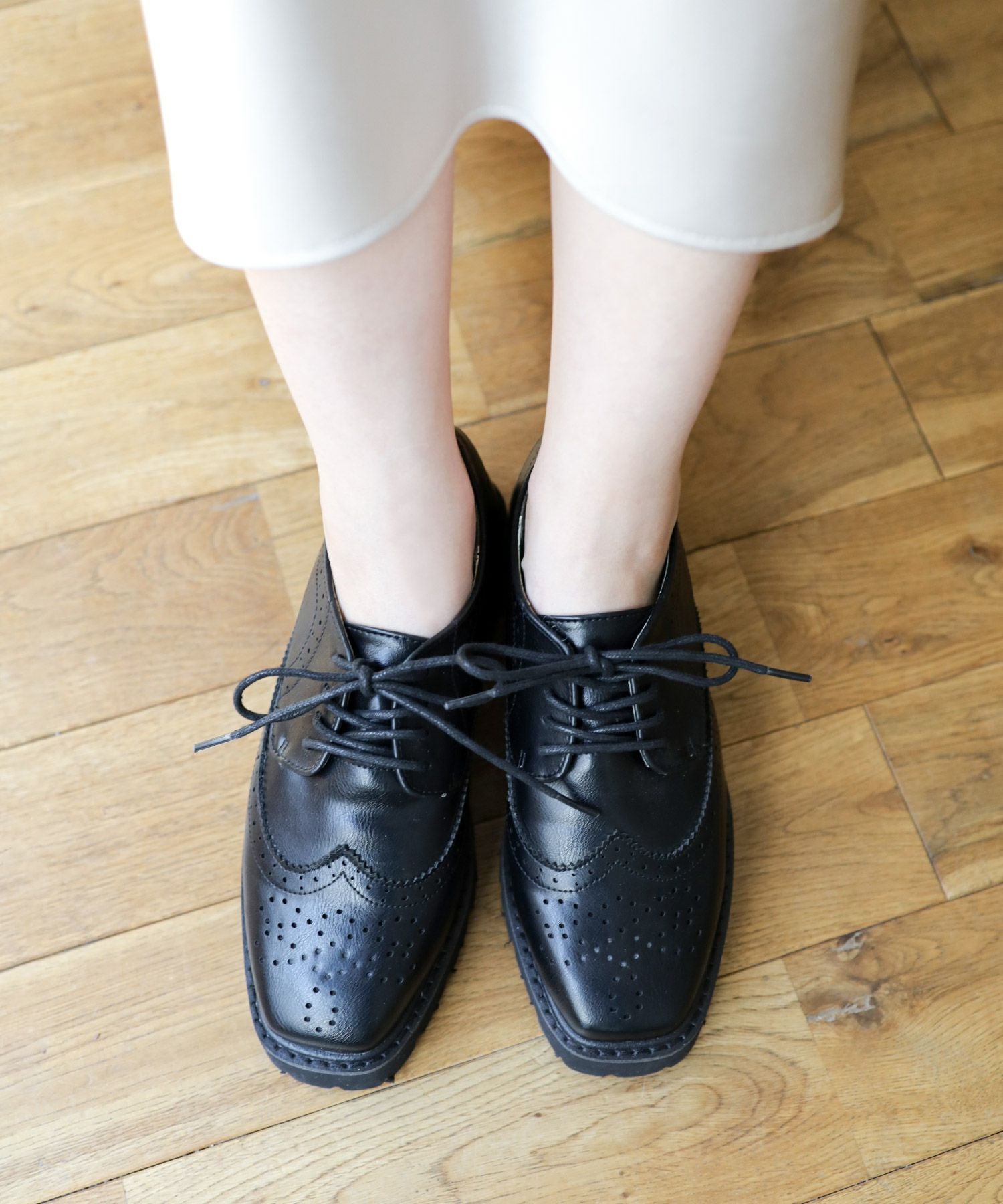 軽量ソールのウイングチップレースアップマニッシュシューズ