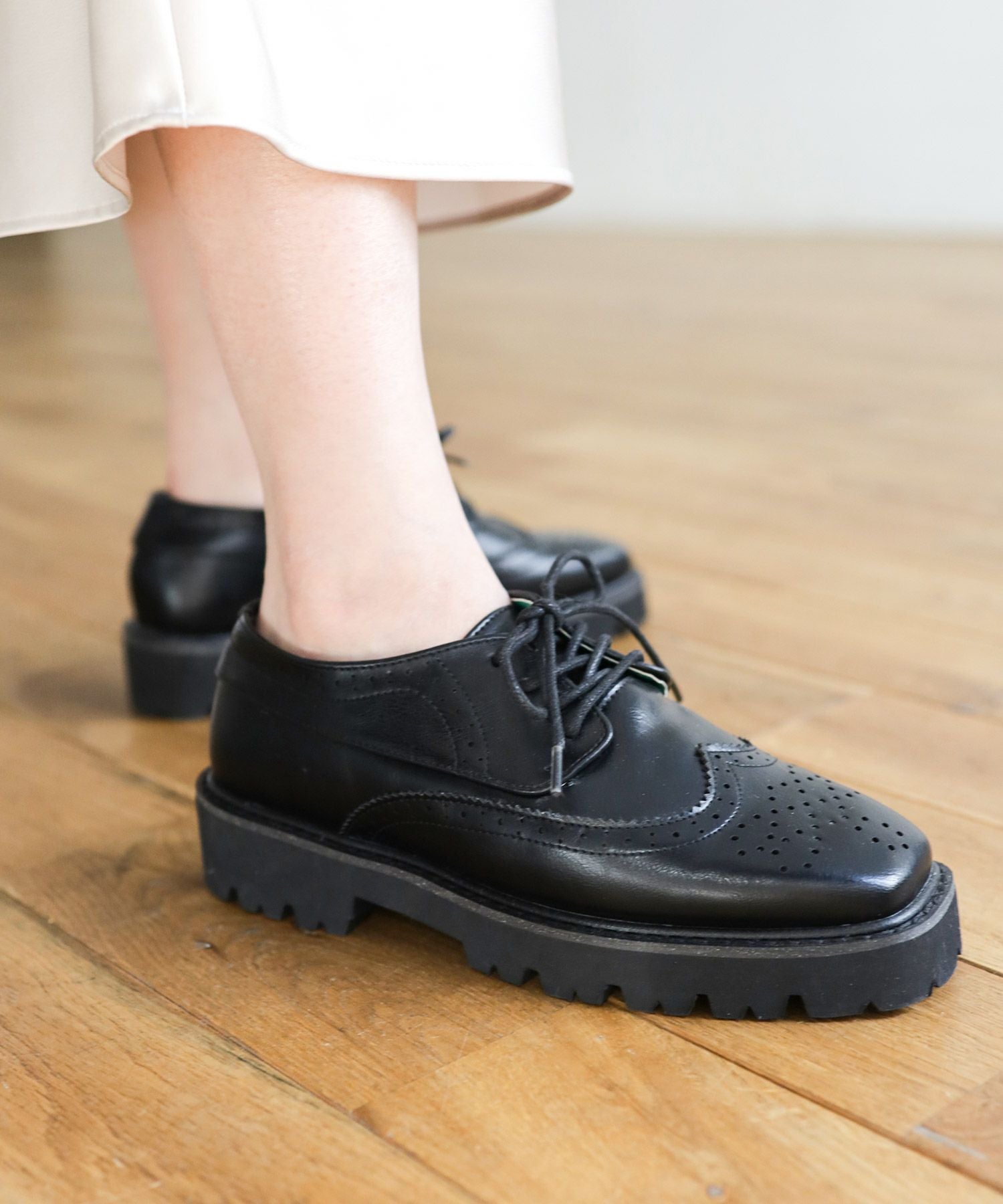 軽量ソールのウイングチップレースアップマニッシュシューズ