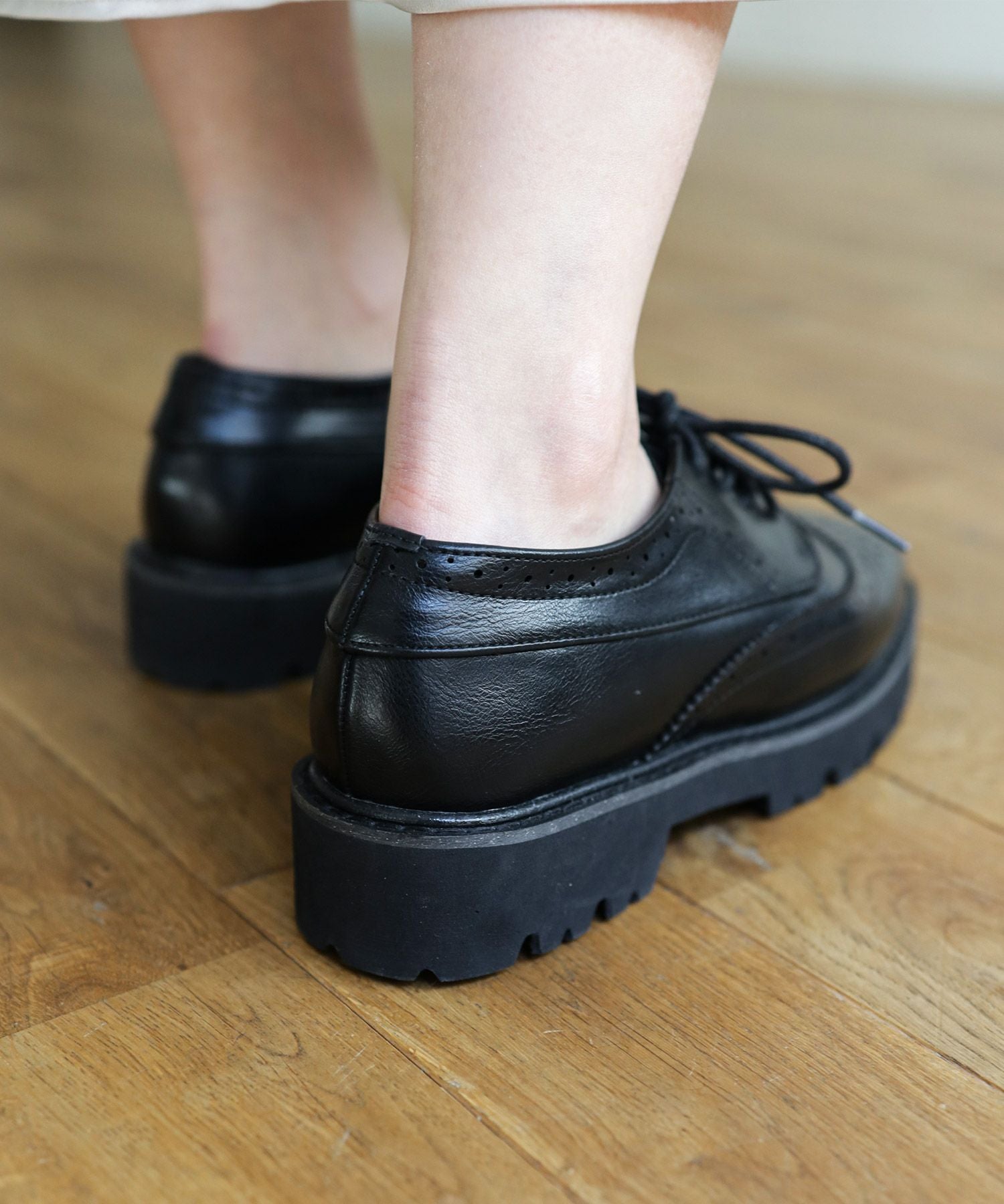 軽量ソールのウイングチップレースアップマニッシュシューズ