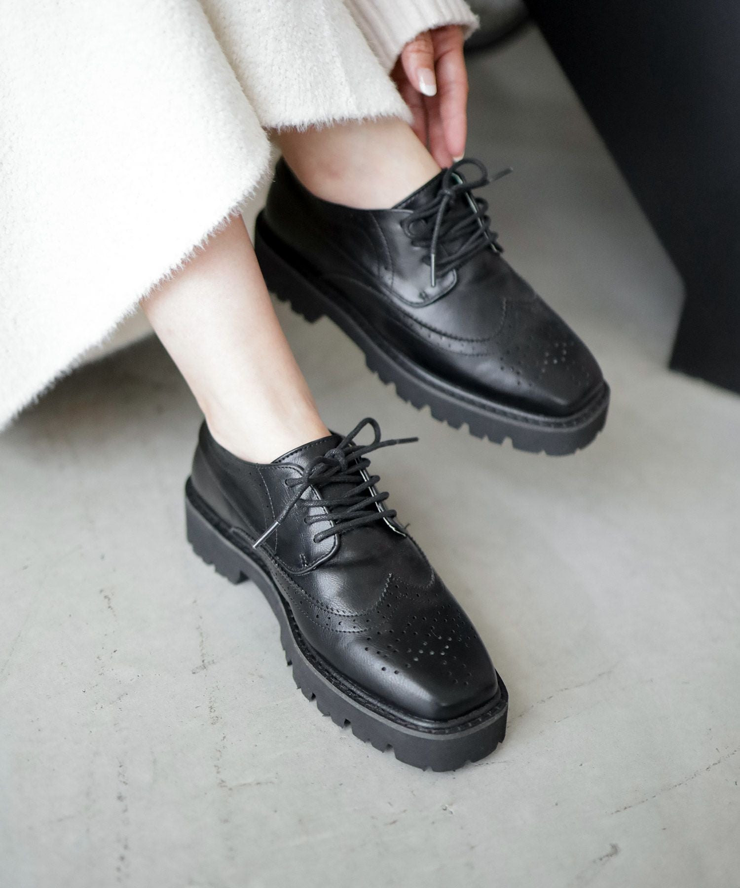 軽量ソールのウイングチップレースアップマニッシュシューズ