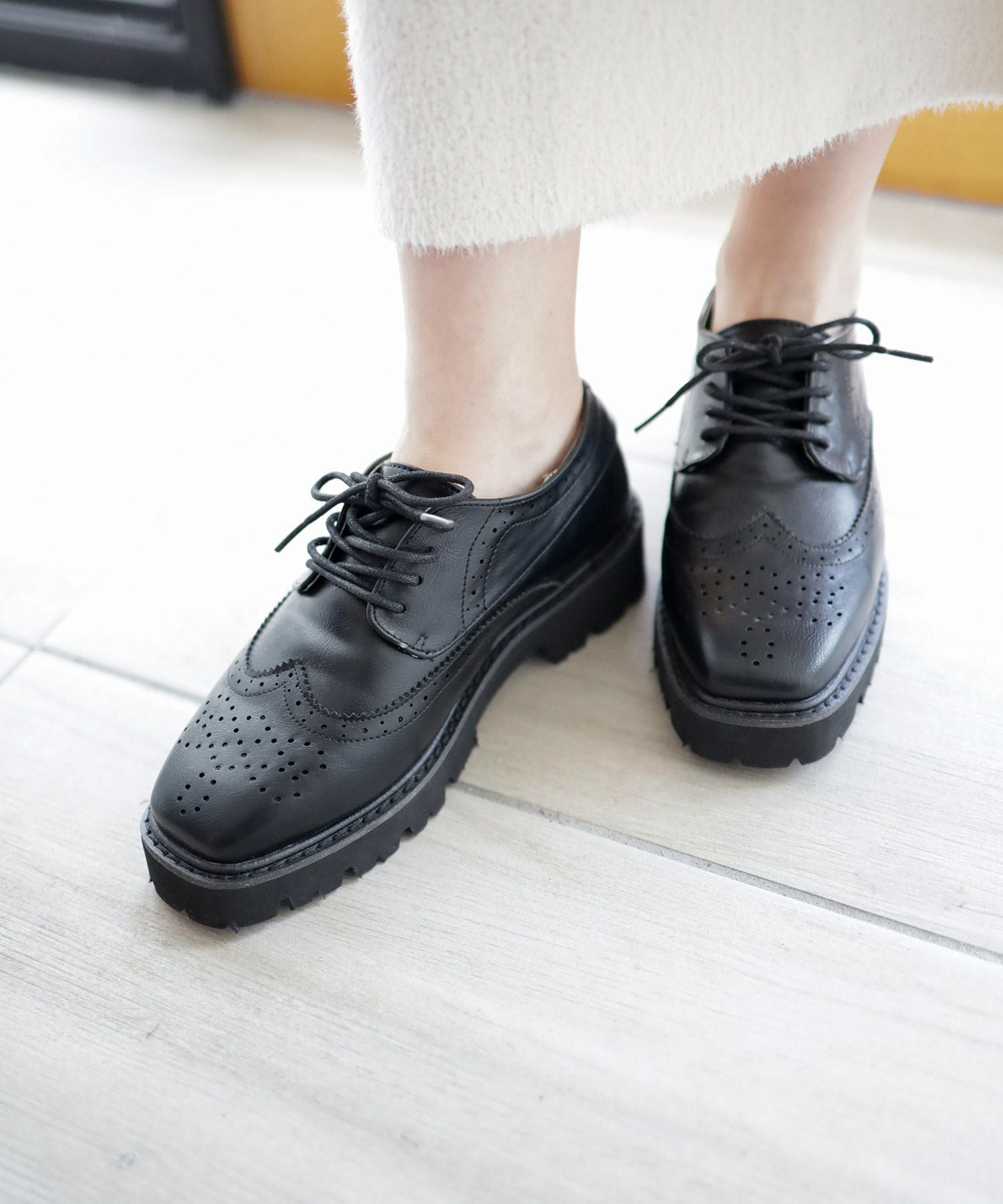 軽量ソールのウイングチップレースアップマニッシュシューズ