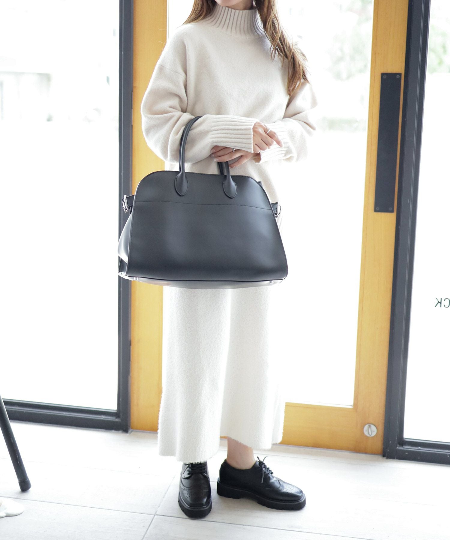 軽量ソールのウイングチップレースアップマニッシュシューズ