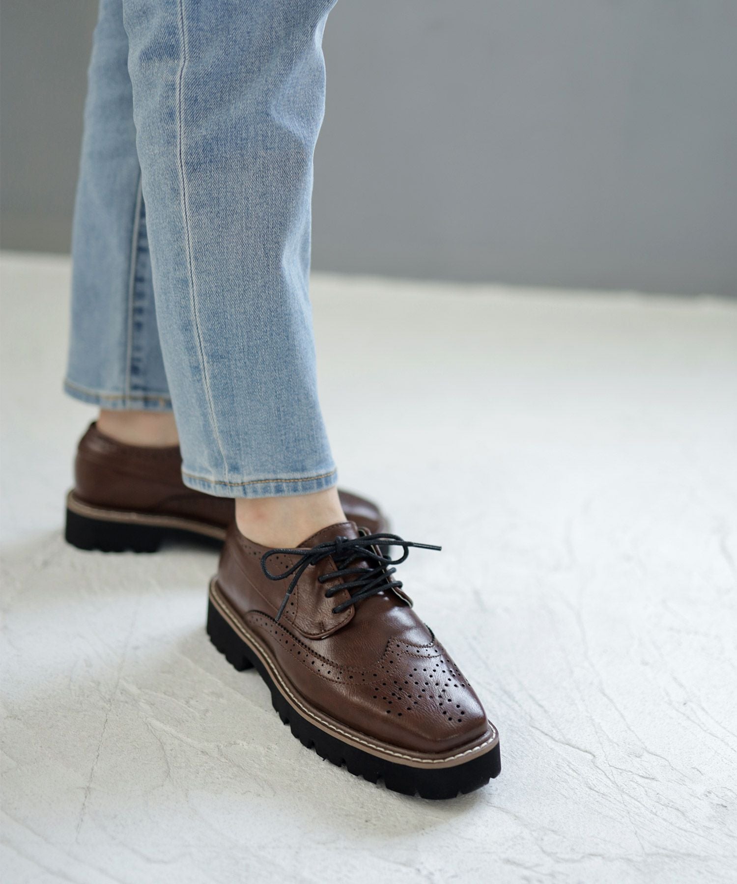 軽量ソールのウイングチップレースアップマニッシュシューズ