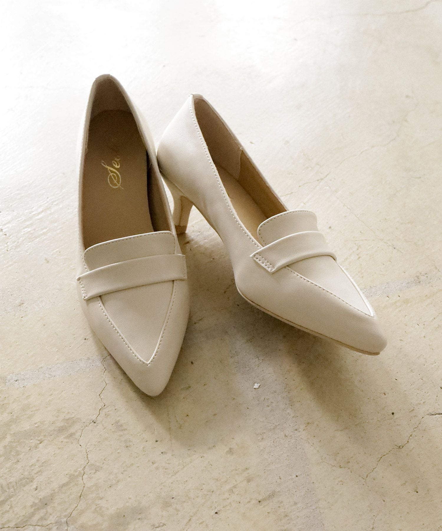 ミドルヒールポインテッドトゥローファーパンプス