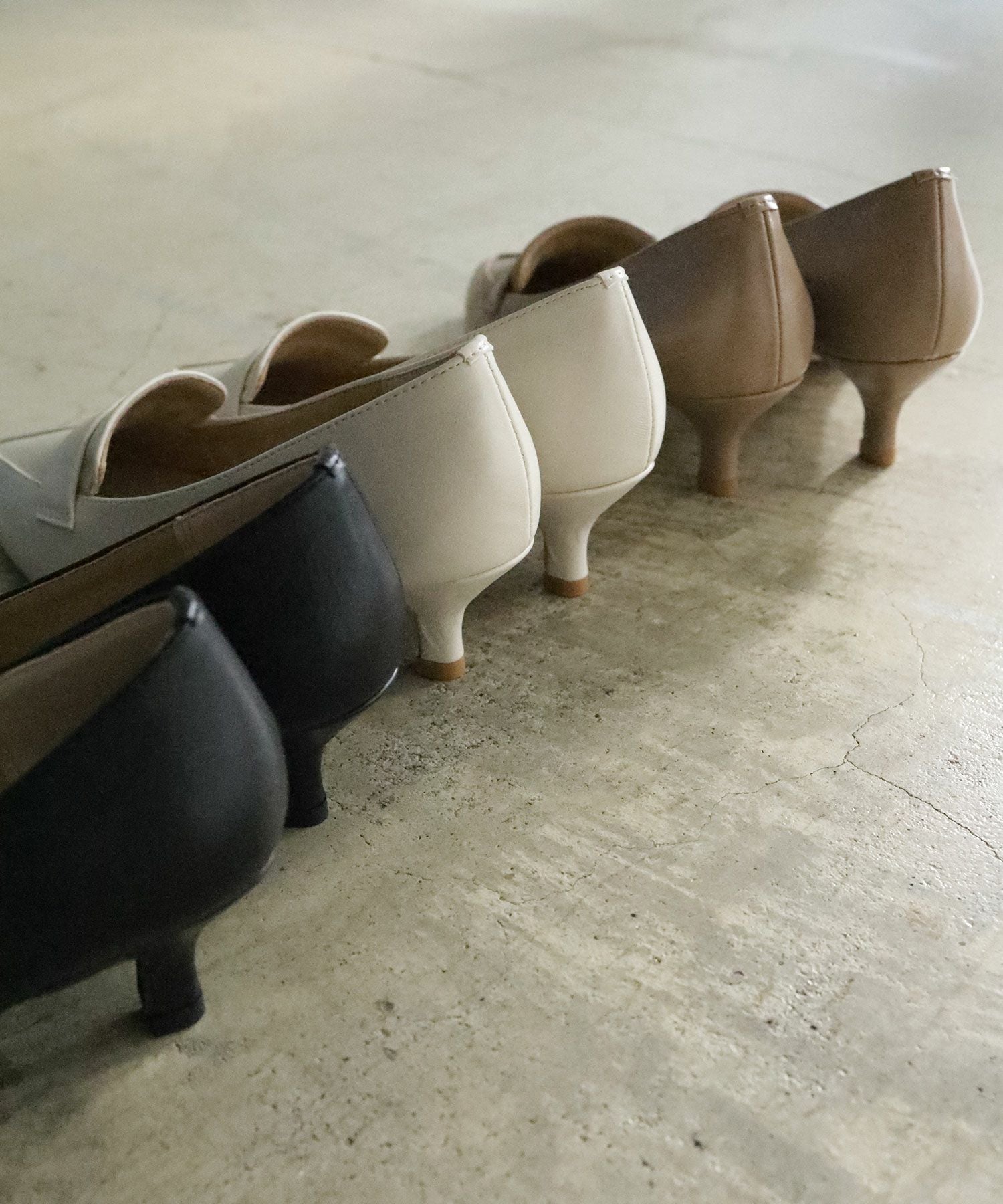 ミドルヒールポインテッドトゥローファーパンプス