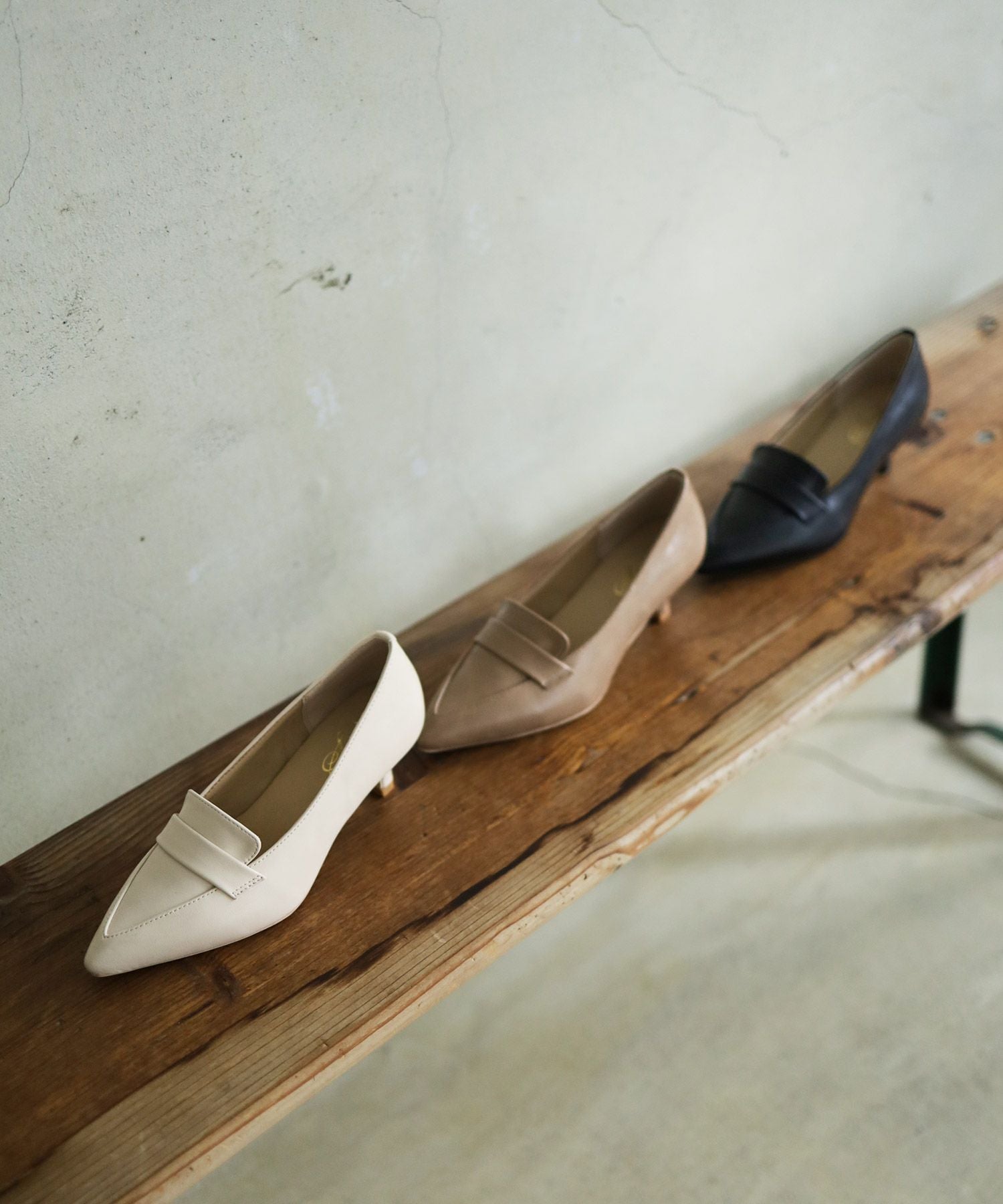 ミドルヒールポインテッドトゥローファーパンプス