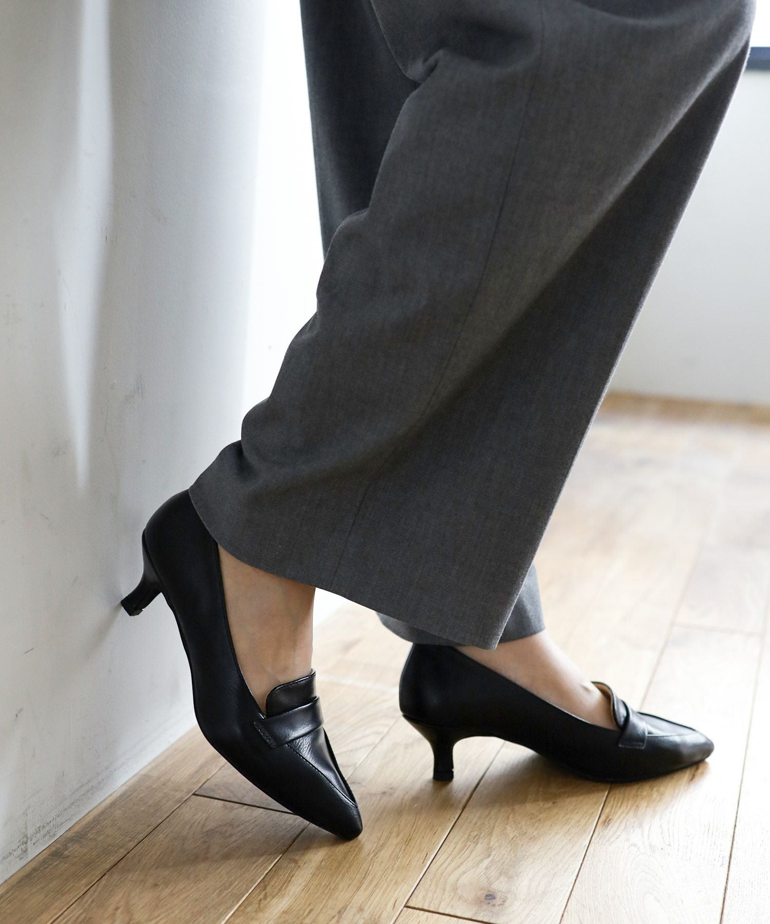 ミドルヒールポインテッドトゥローファーパンプス