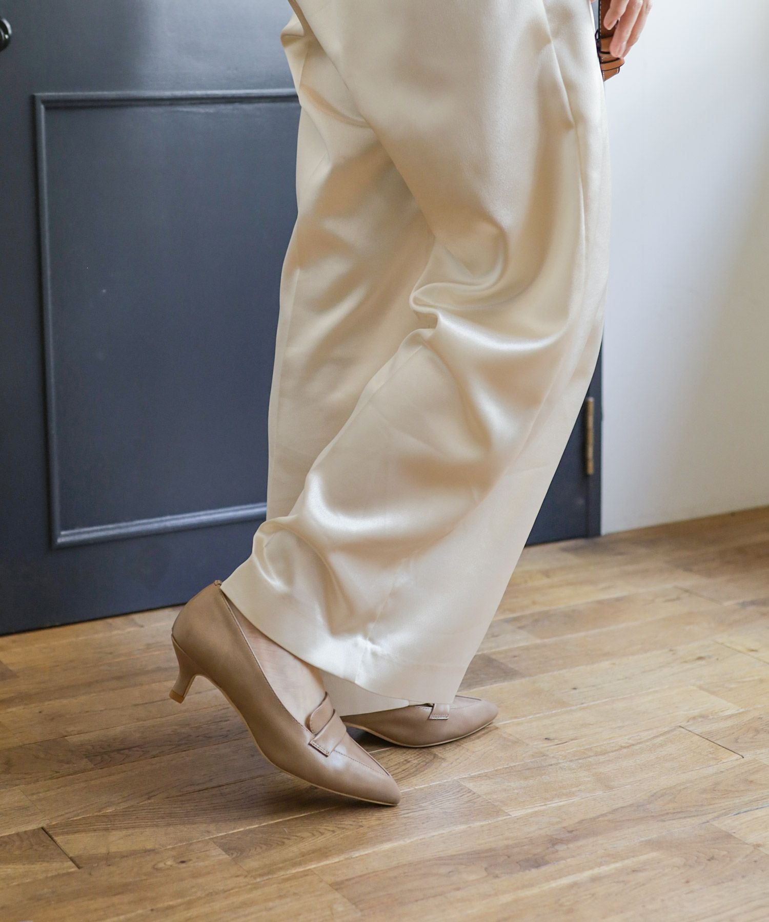 ミドルヒールポインテッドトゥローファーパンプス