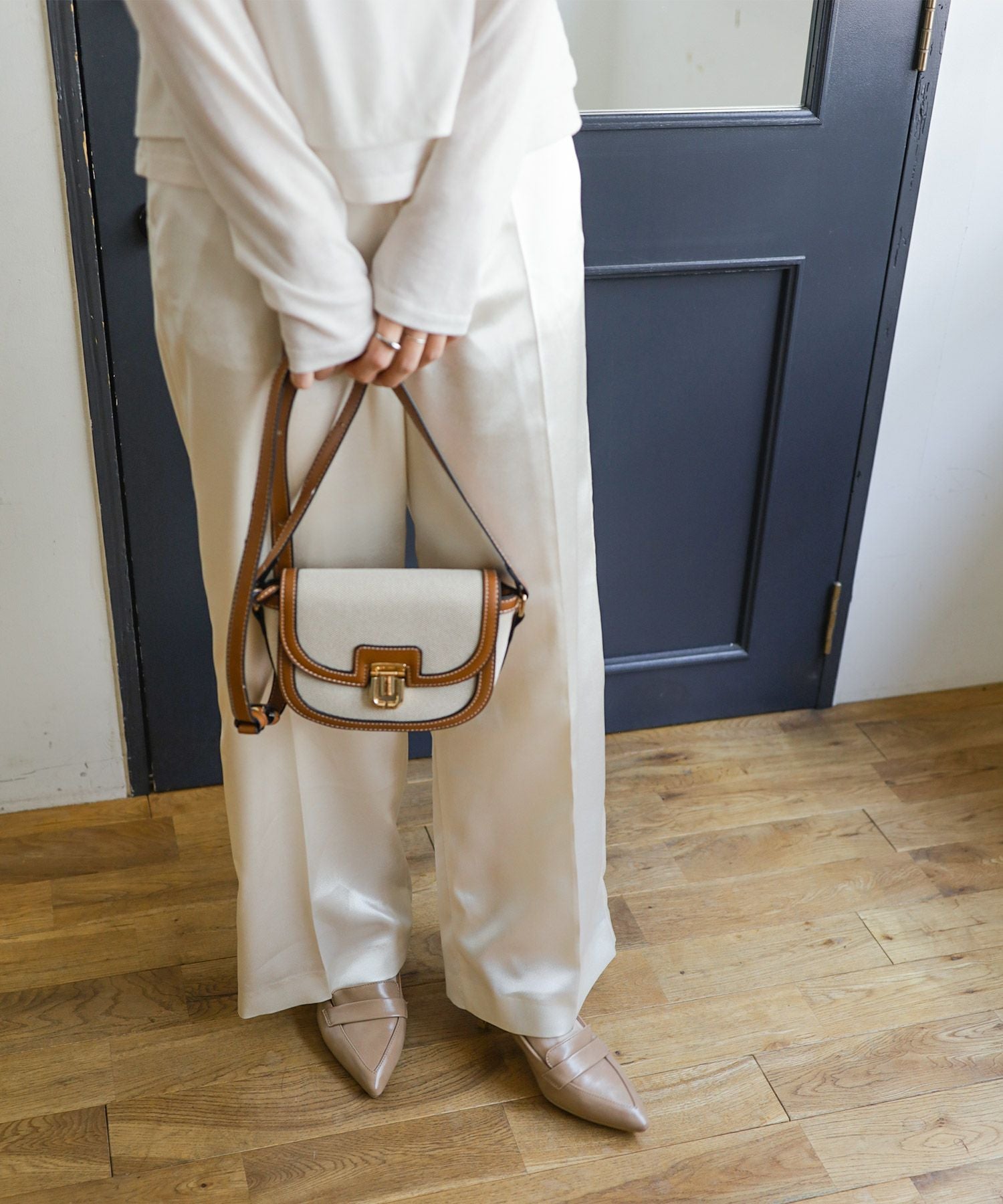 ミドルヒールポインテッドトゥローファーパンプス