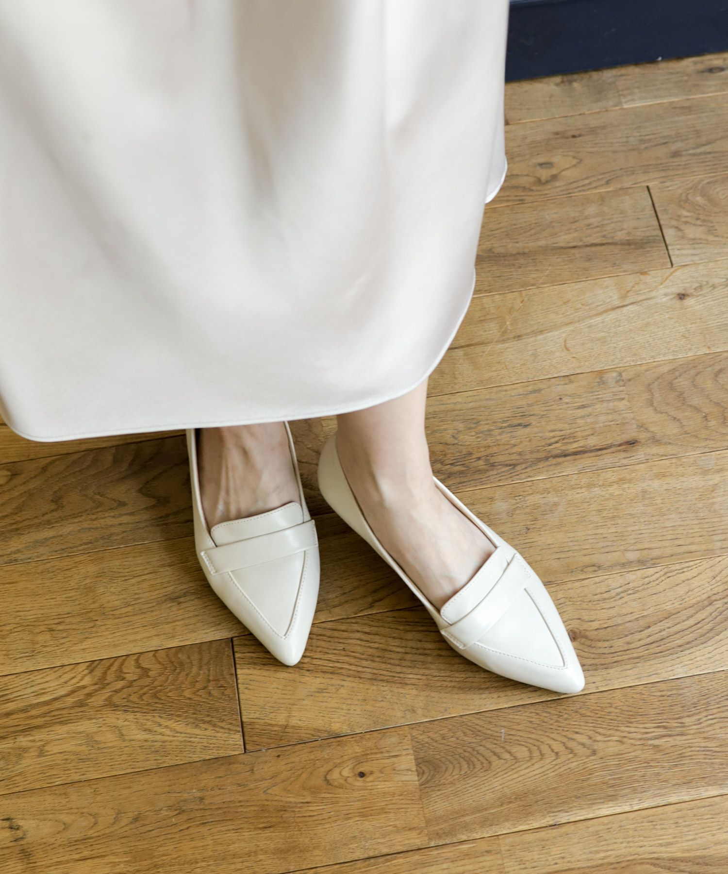 ミドルヒールポインテッドトゥローファーパンプス