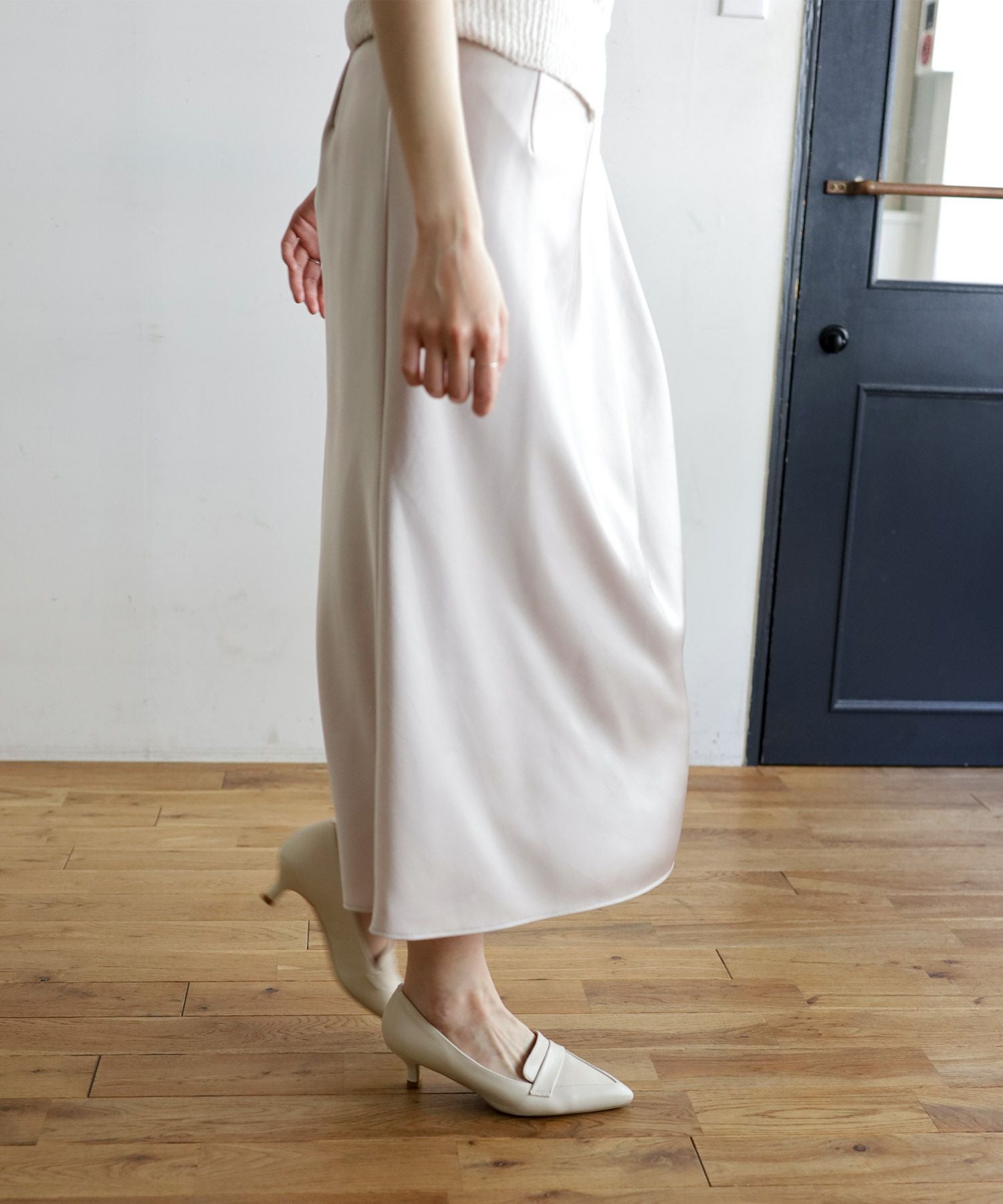 ミドルヒールポインテッドトゥローファーパンプス