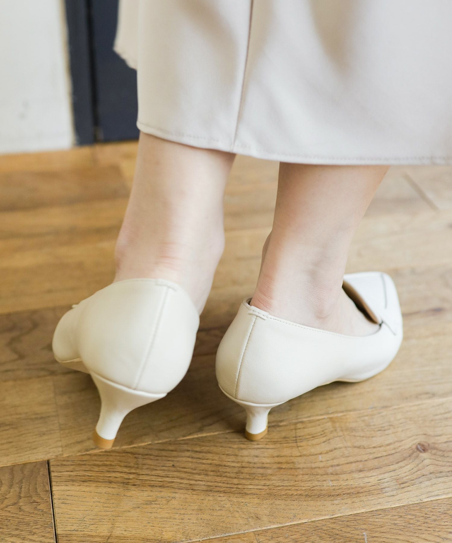 ミドルヒールポインテッドトゥローファーパンプス