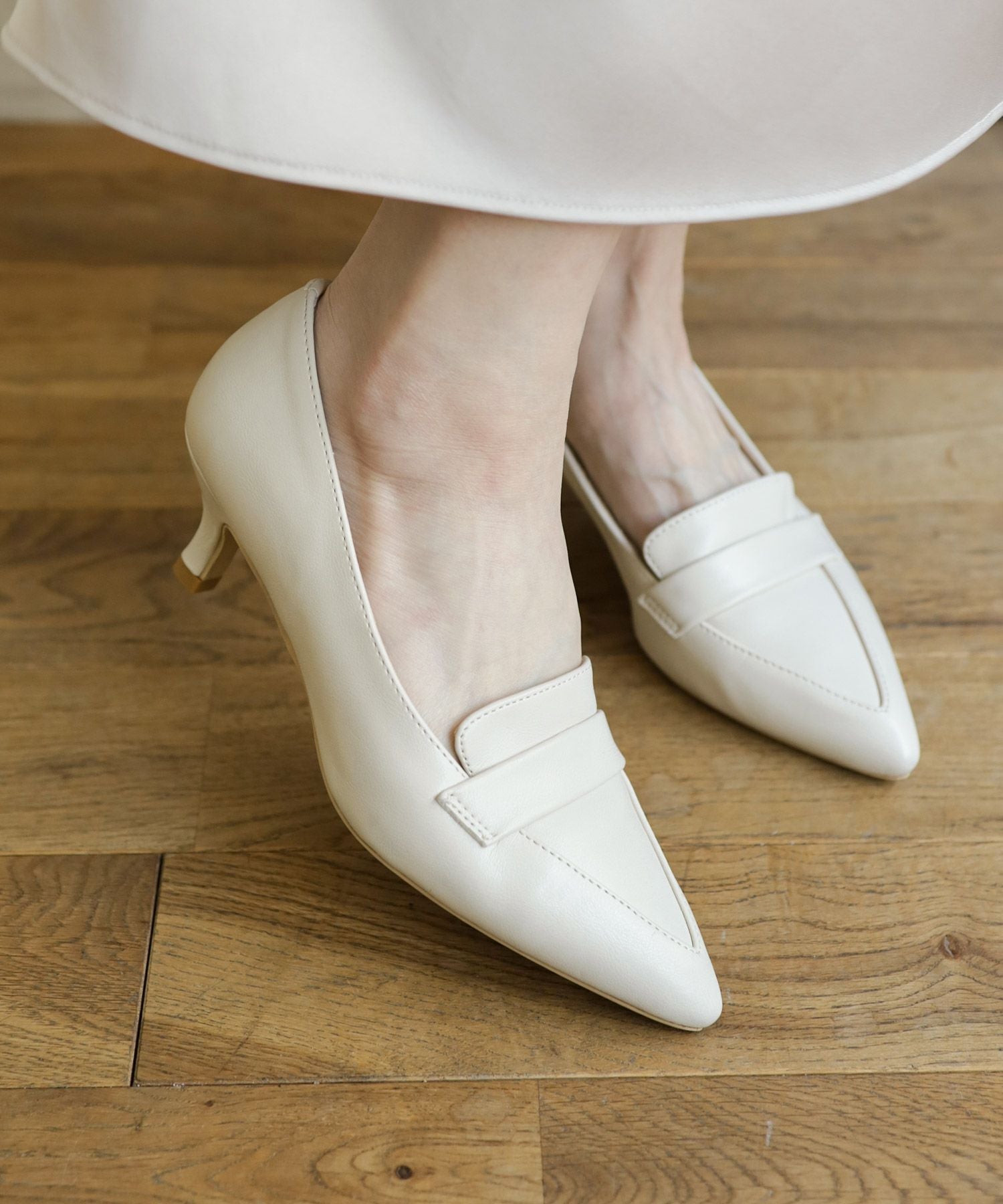 ミドルヒールポインテッドトゥローファーパンプス