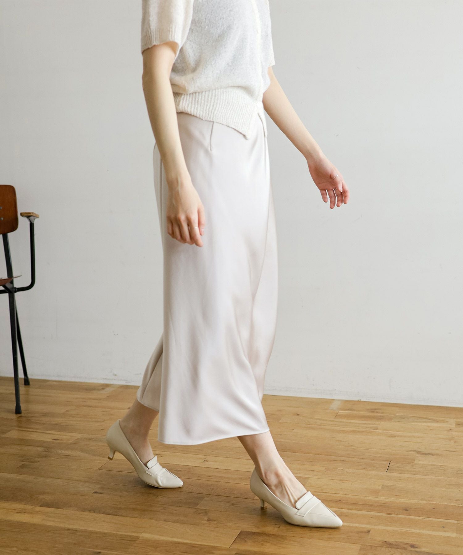 ミドルヒールポインテッドトゥローファーパンプス