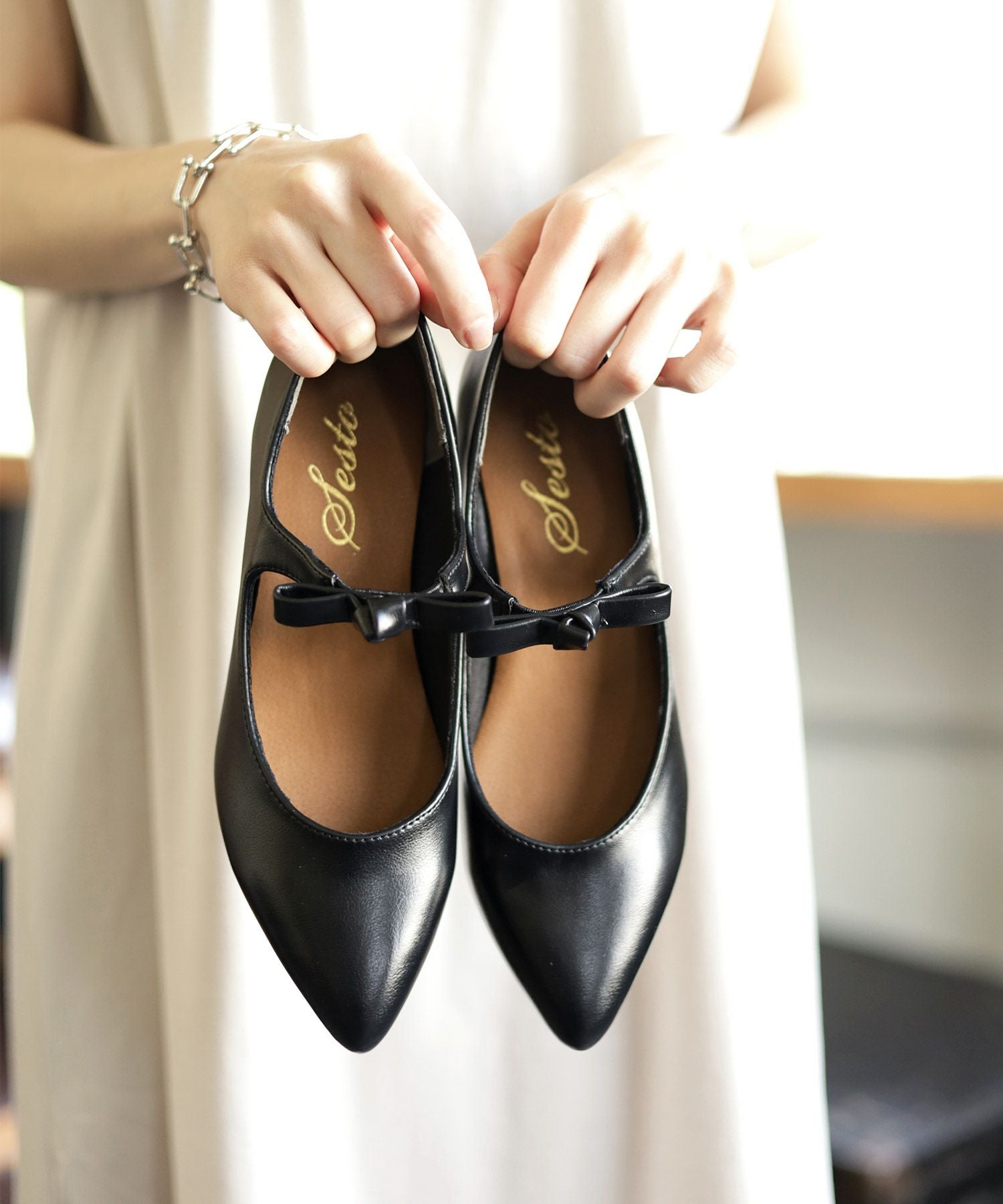 リボンストラップミドルヒールポインテッドトゥパンプス | SESTO