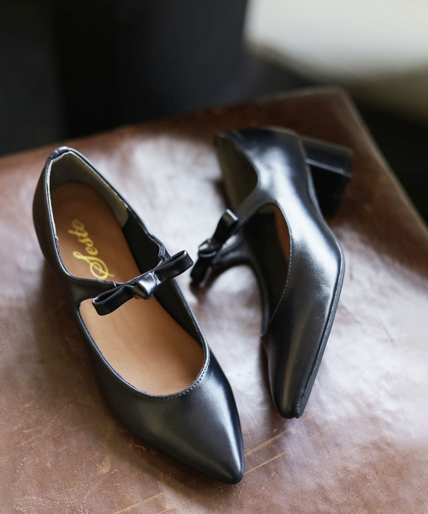 リボンストラップミドルヒールポインテッドトゥパンプス