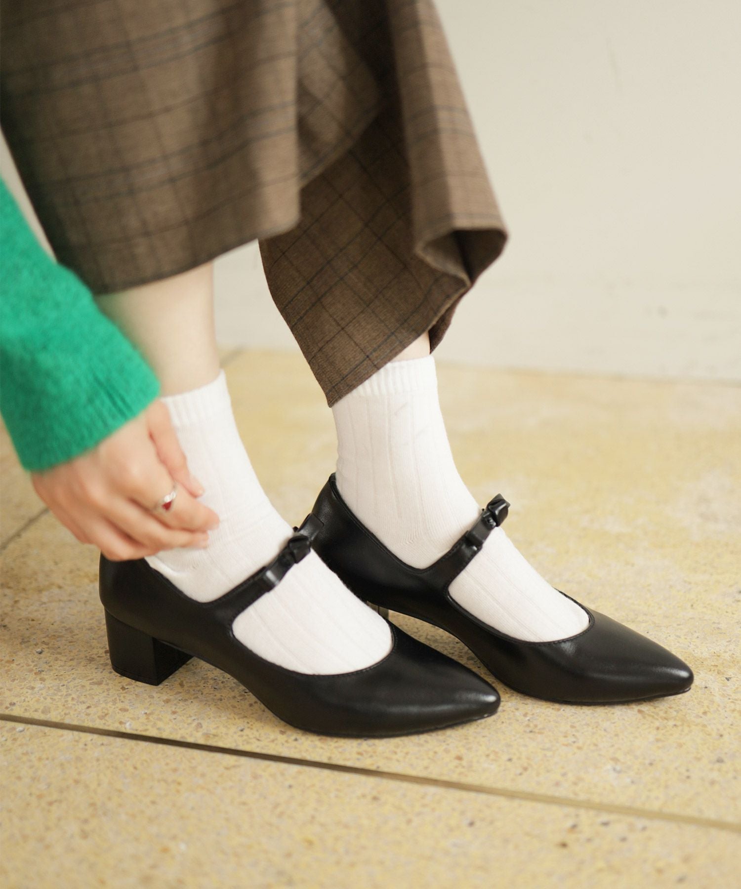 リボンストラップミドルヒールポインテッドトゥパンプス