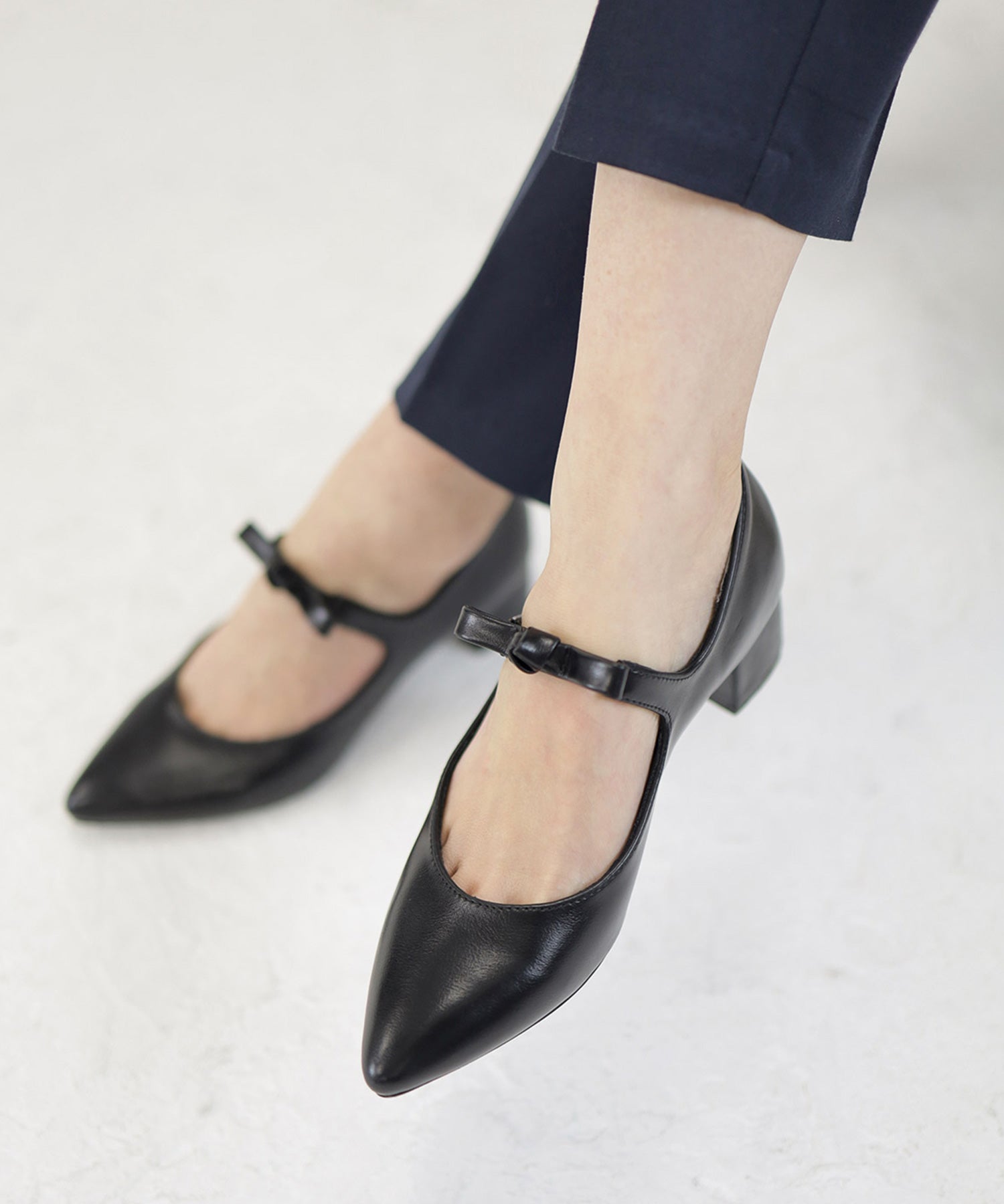 リボンストラップミドルヒールポインテッドトゥパンプス