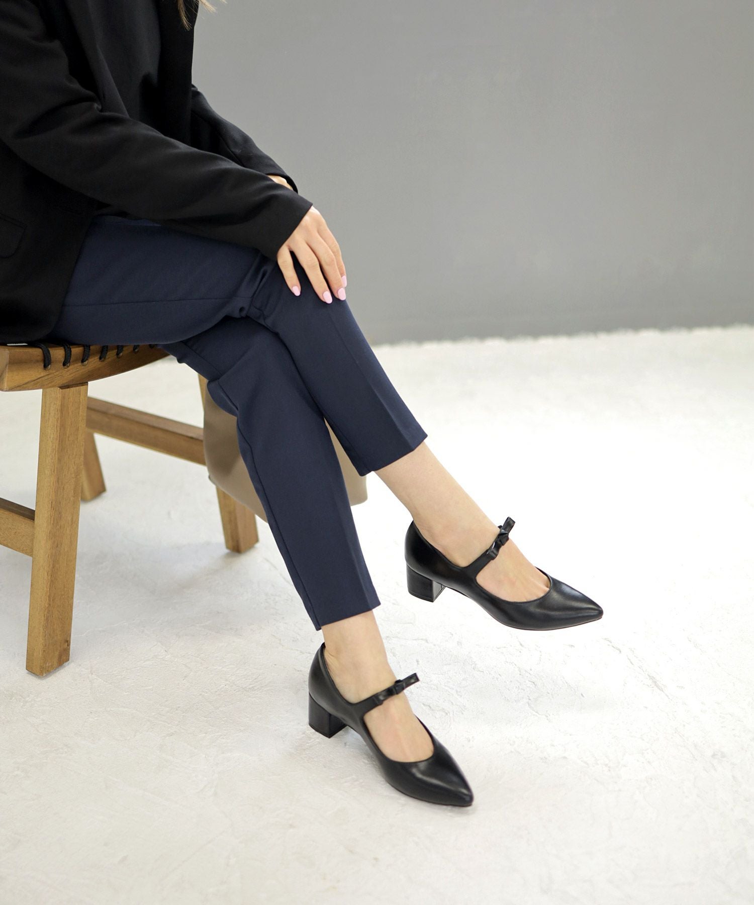 リボンストラップミドルヒールポインテッドトゥパンプス