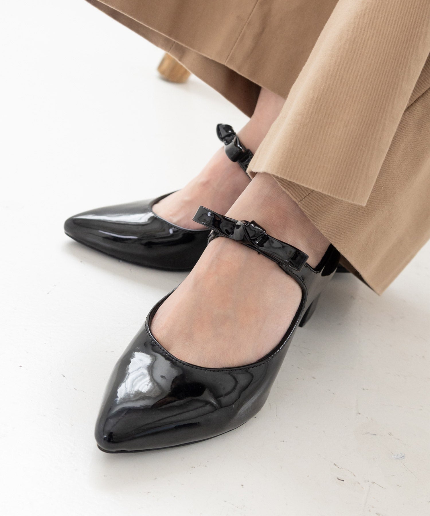 リボンストラップミドルヒールポインテッドトゥパンプス