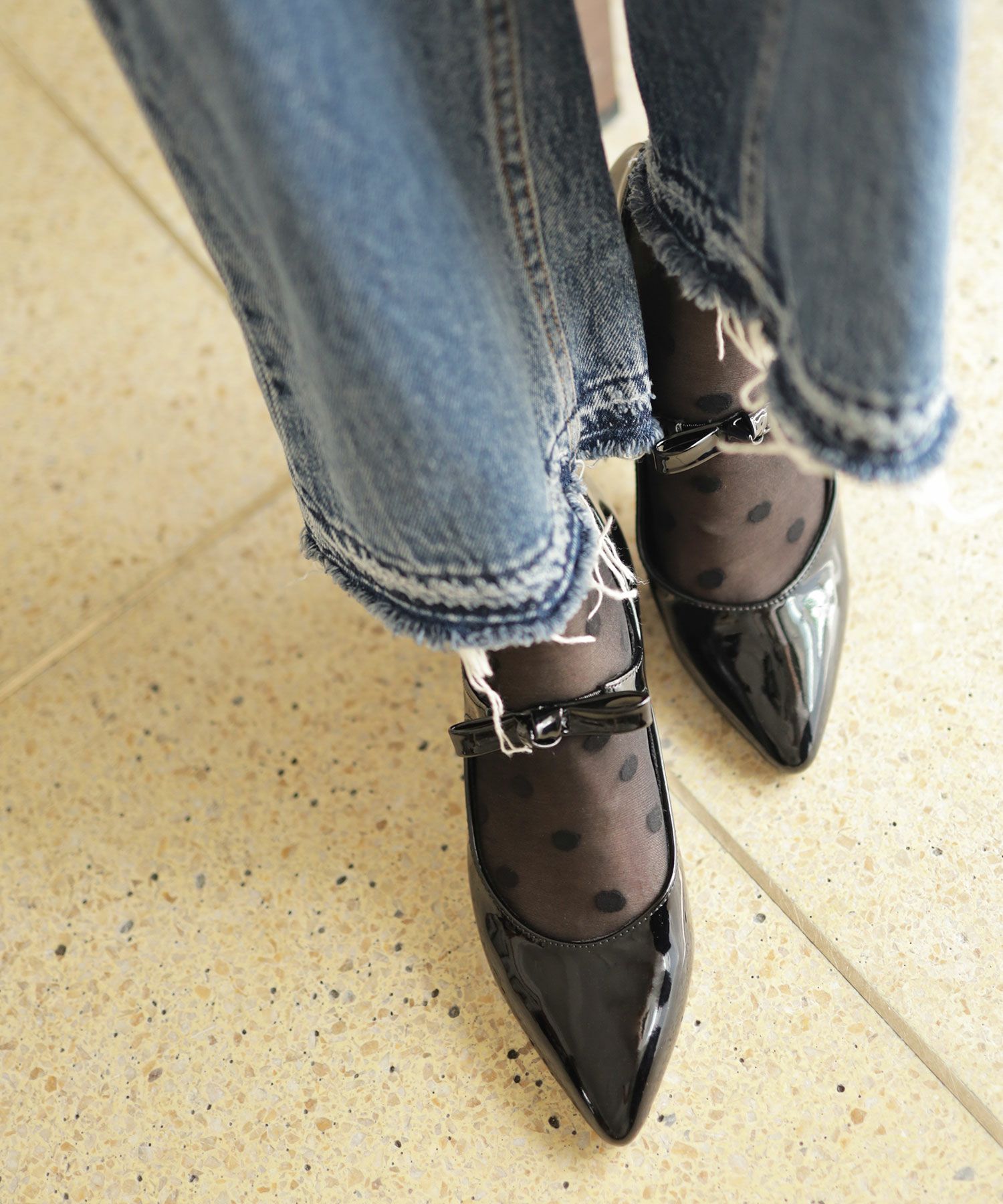 リボンストラップミドルヒールポインテッドトゥパンプス