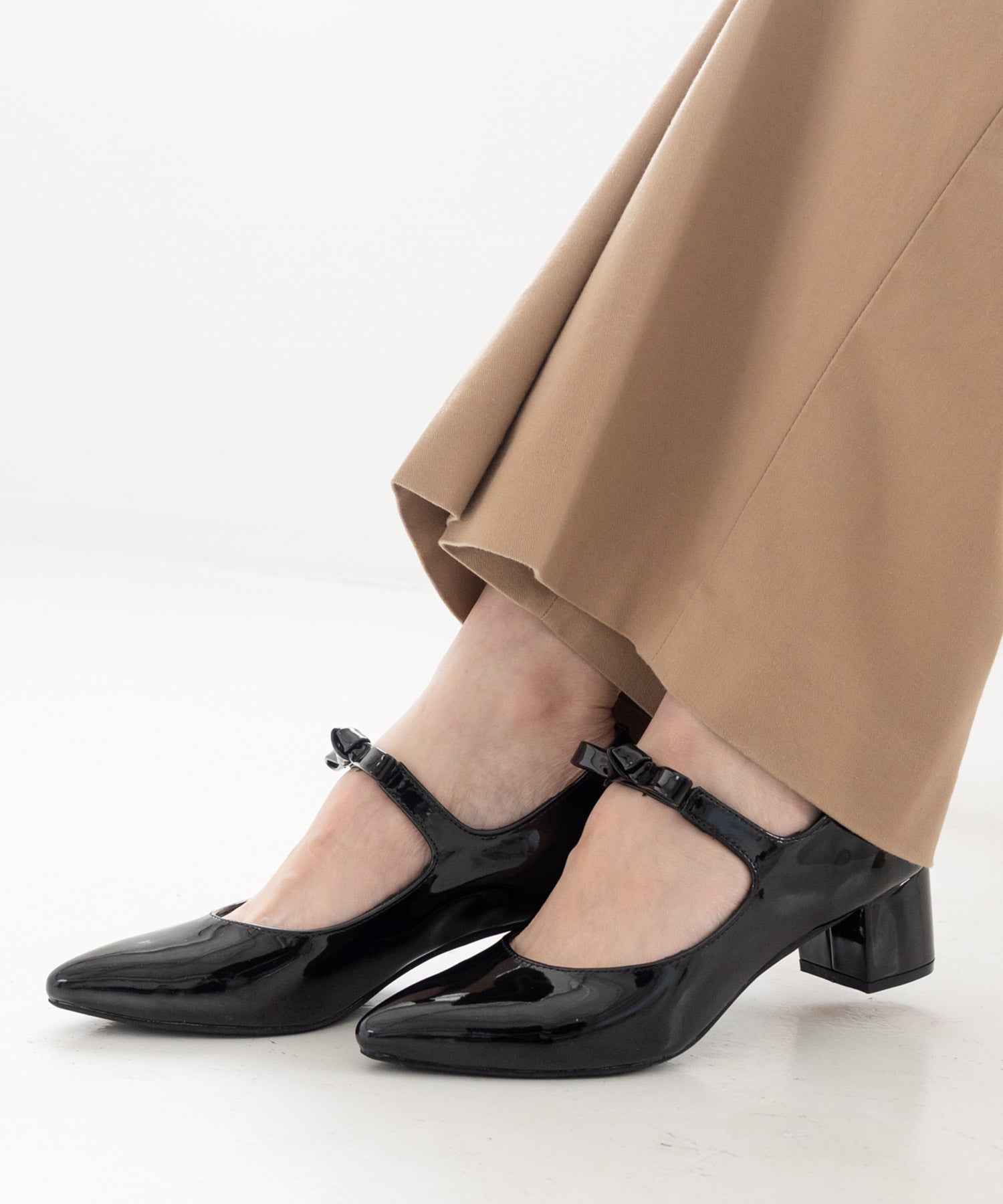 リボンストラップミドルヒールポインテッドトゥパンプス