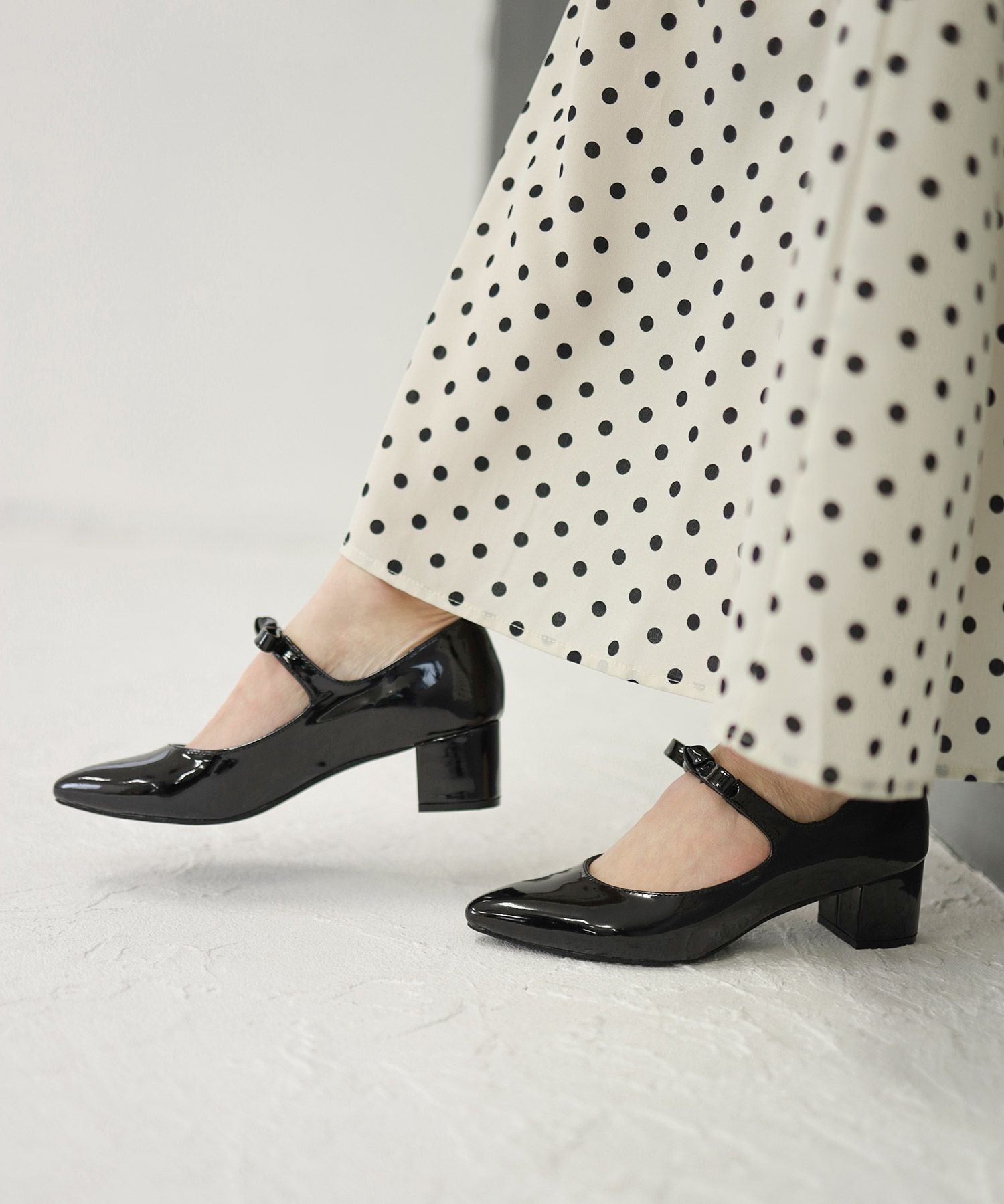 リボンストラップミドルヒールポインテッドトゥパンプス