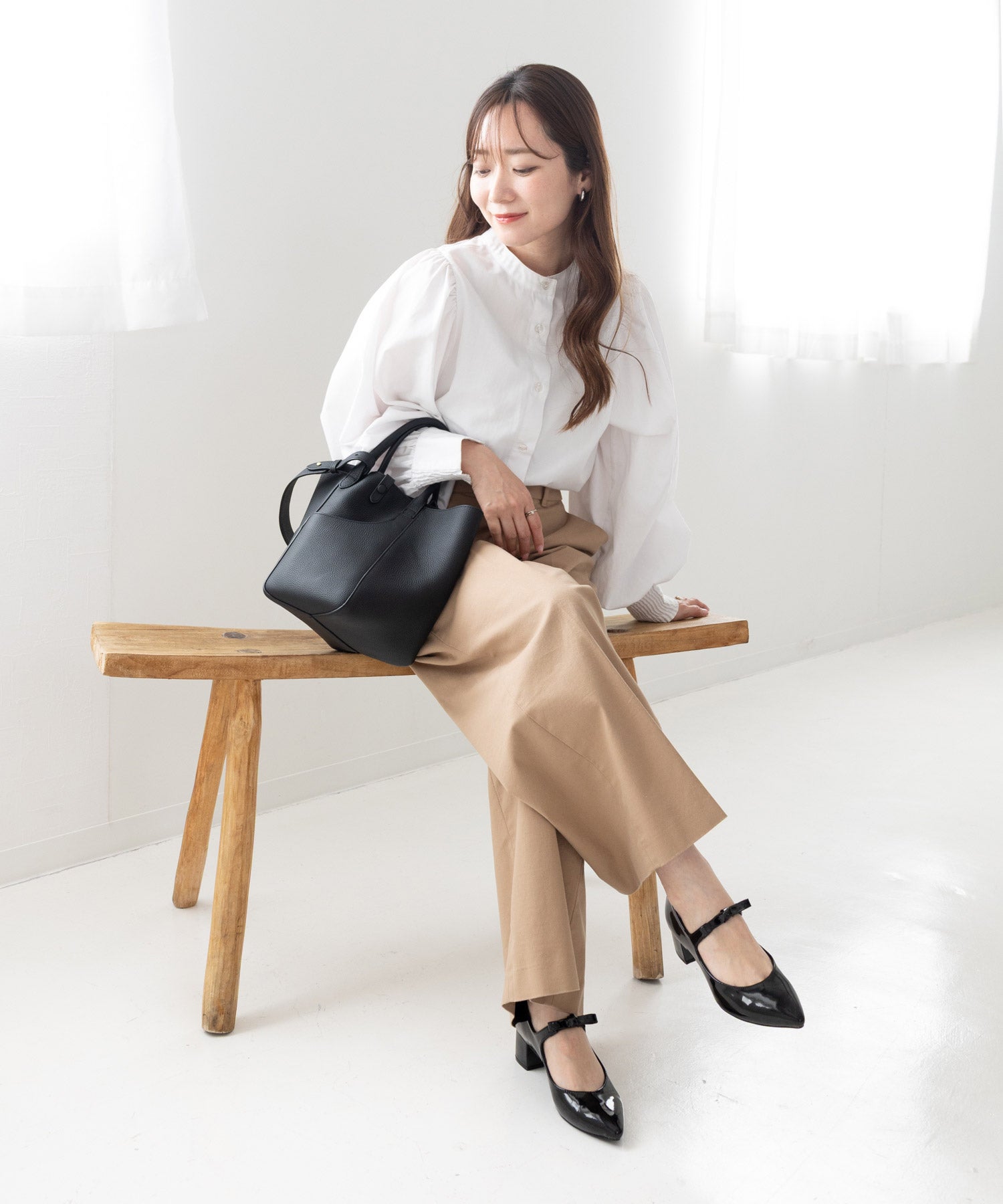 リボンストラップミドルヒールポインテッドトゥパンプス